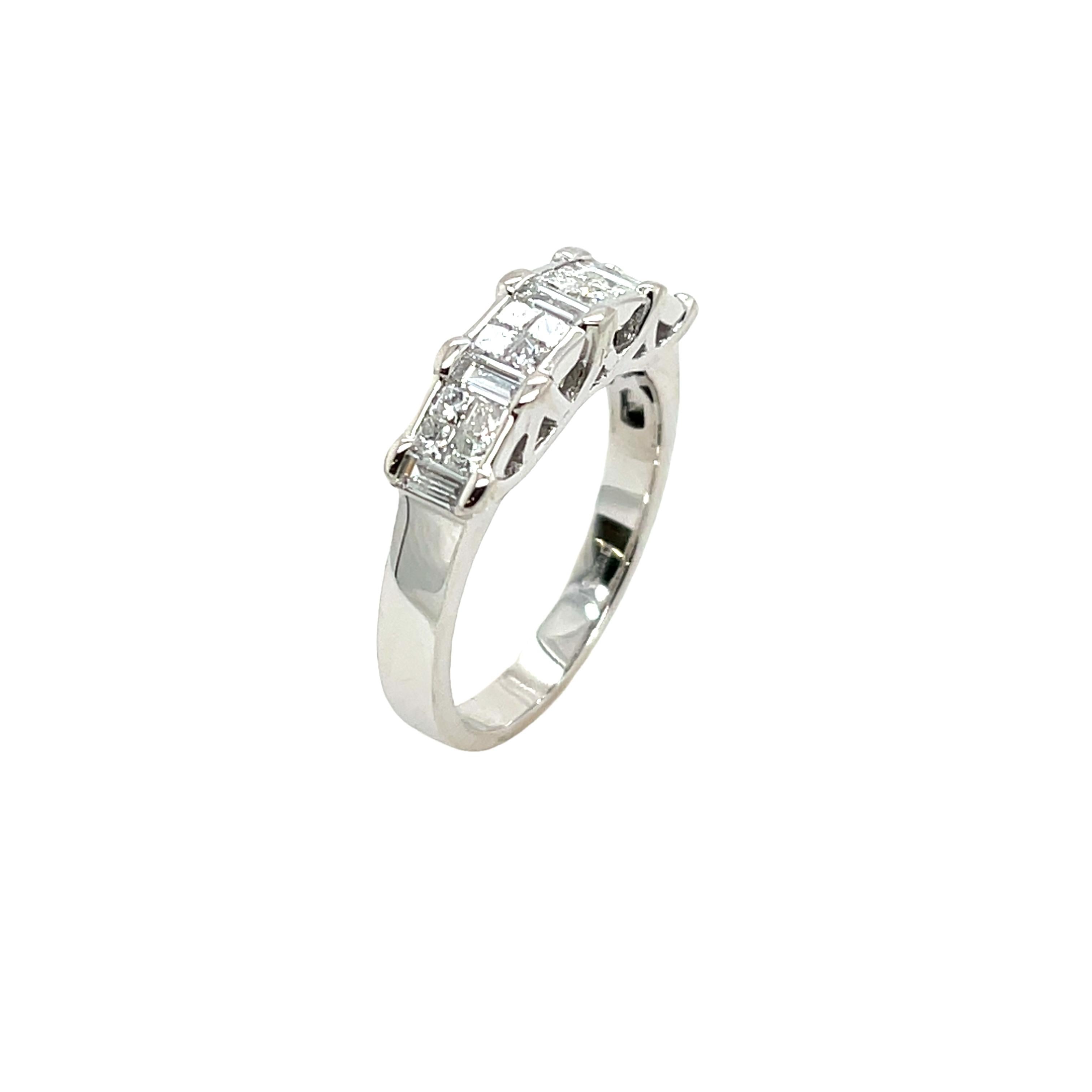 Uno splendido anello vintage con diamante, splendidamente realizzato in oro bianco 18ct e con 0,90ct di diamanti naturali incastonati. Il design elegante presenta una combinazione di diamanti con taglio princess e baguette, creando un look