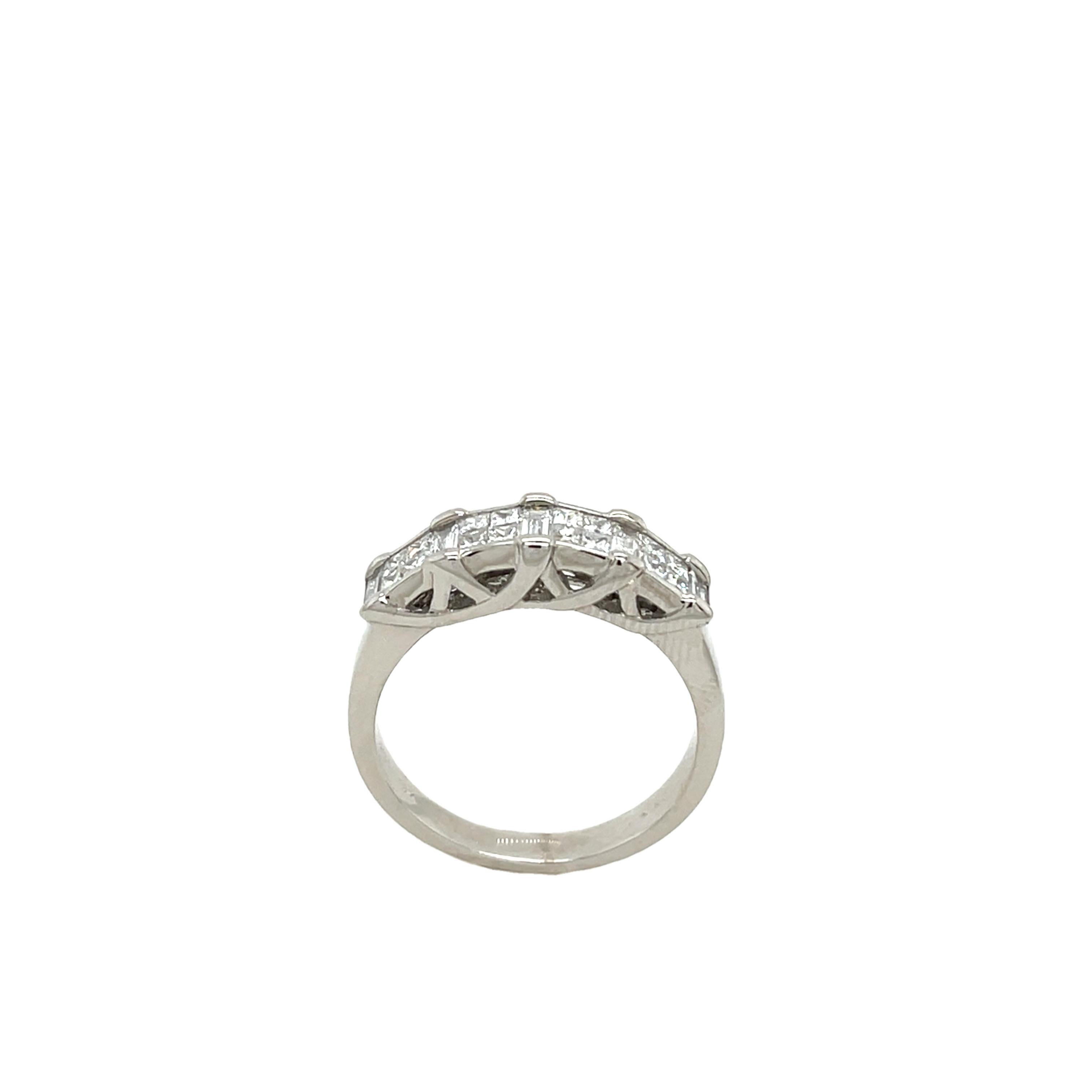 Taglio princess Anello vintage in oro bianco 18ct con diamanti Princess e Baguette da 0,90ct in vendita