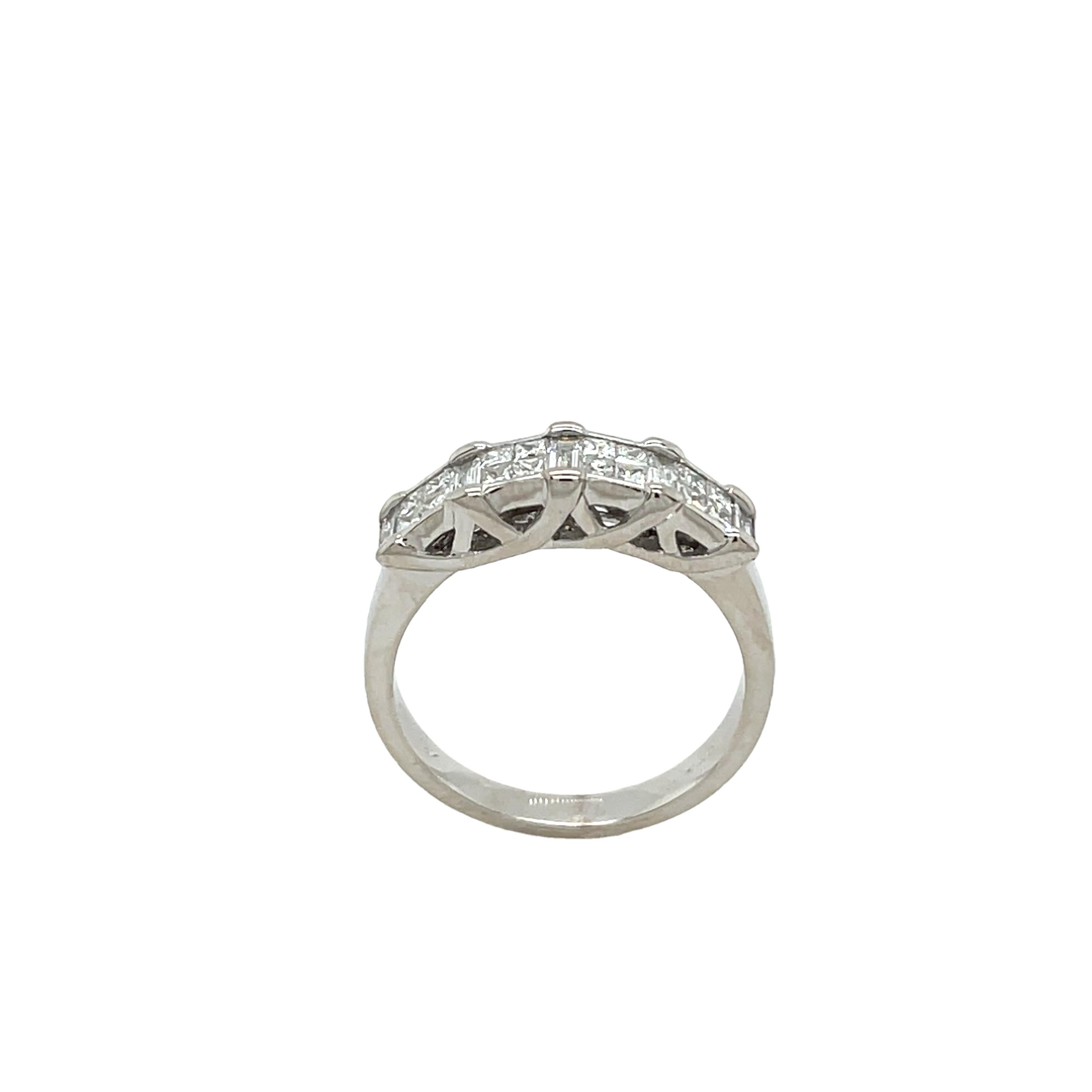 Anello vintage in oro bianco 18ct con diamanti Princess e Baguette da 0,90ct in vendita 1