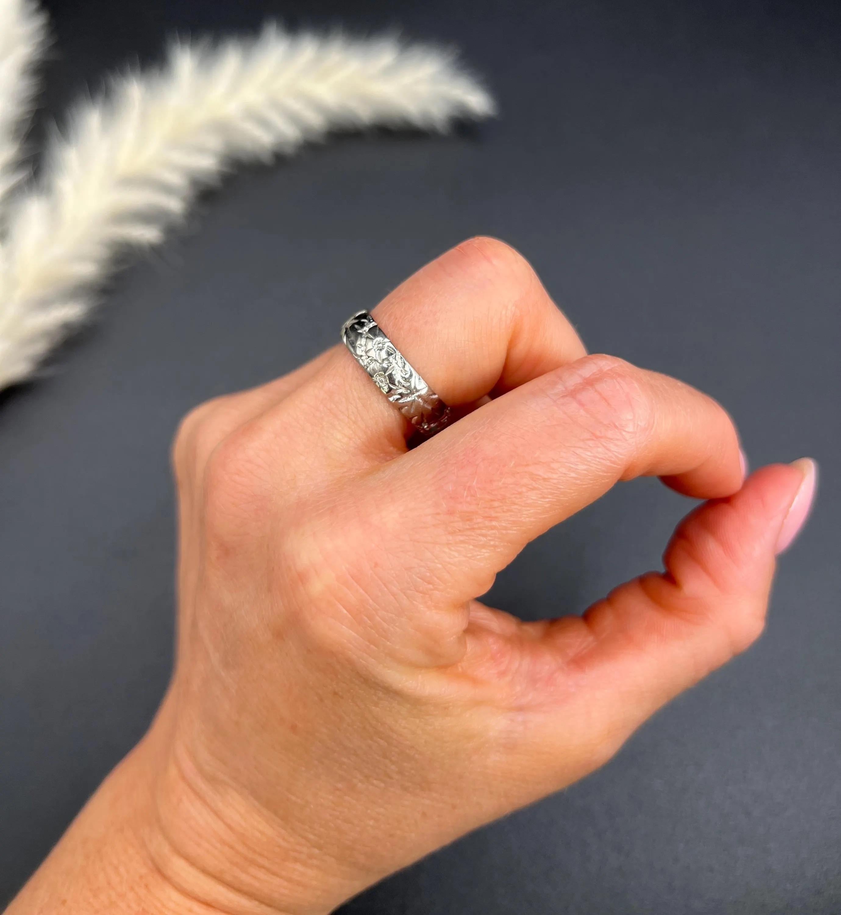 Vintage 18ct White Gold Floral Engraved Wedding Band Ring Hallmarked London 1965 For Sale 6