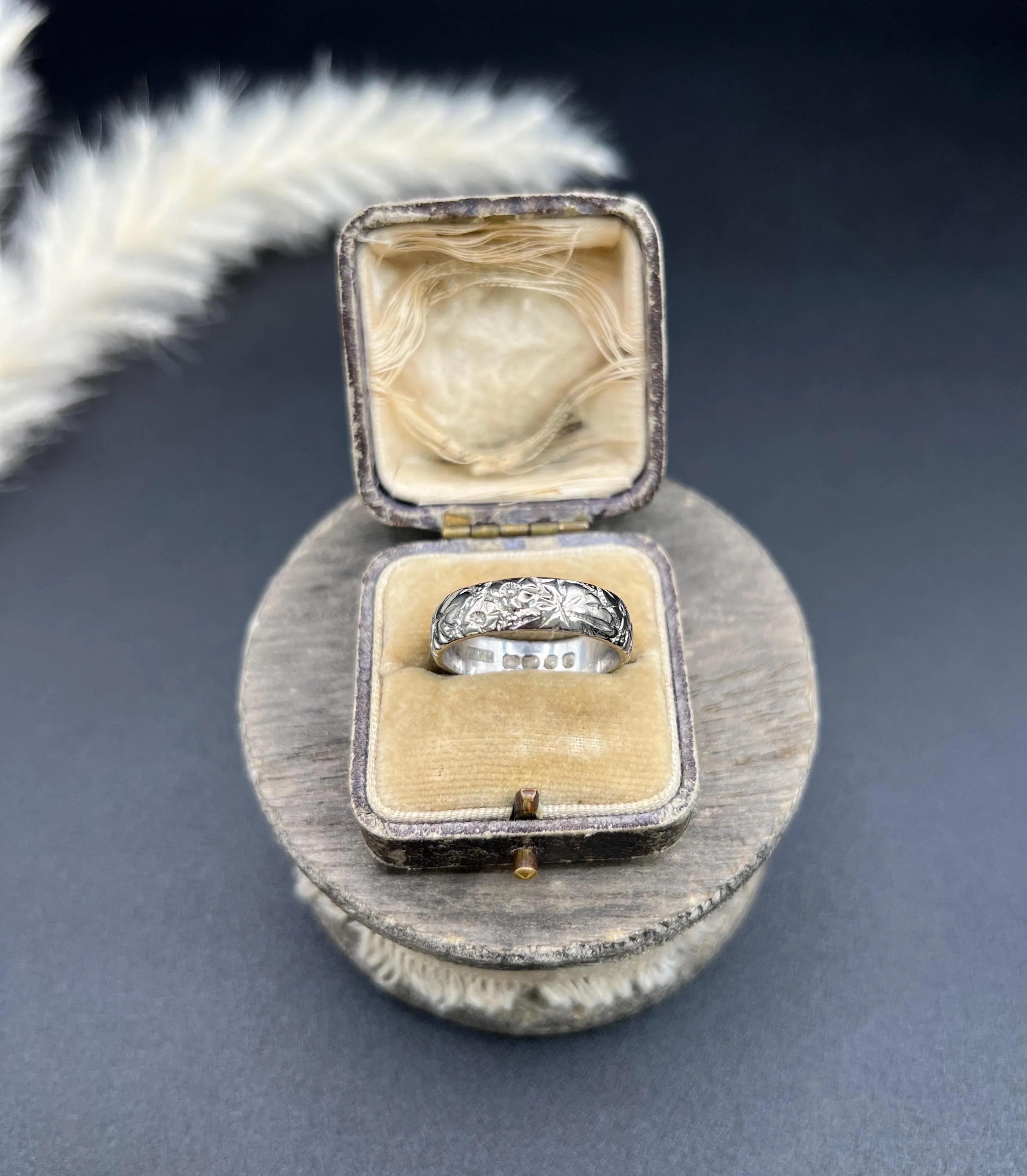 Vintage 18ct White Gold Floral Engraved Wedding Band Ring Hallmarked London 1965 For Sale 7