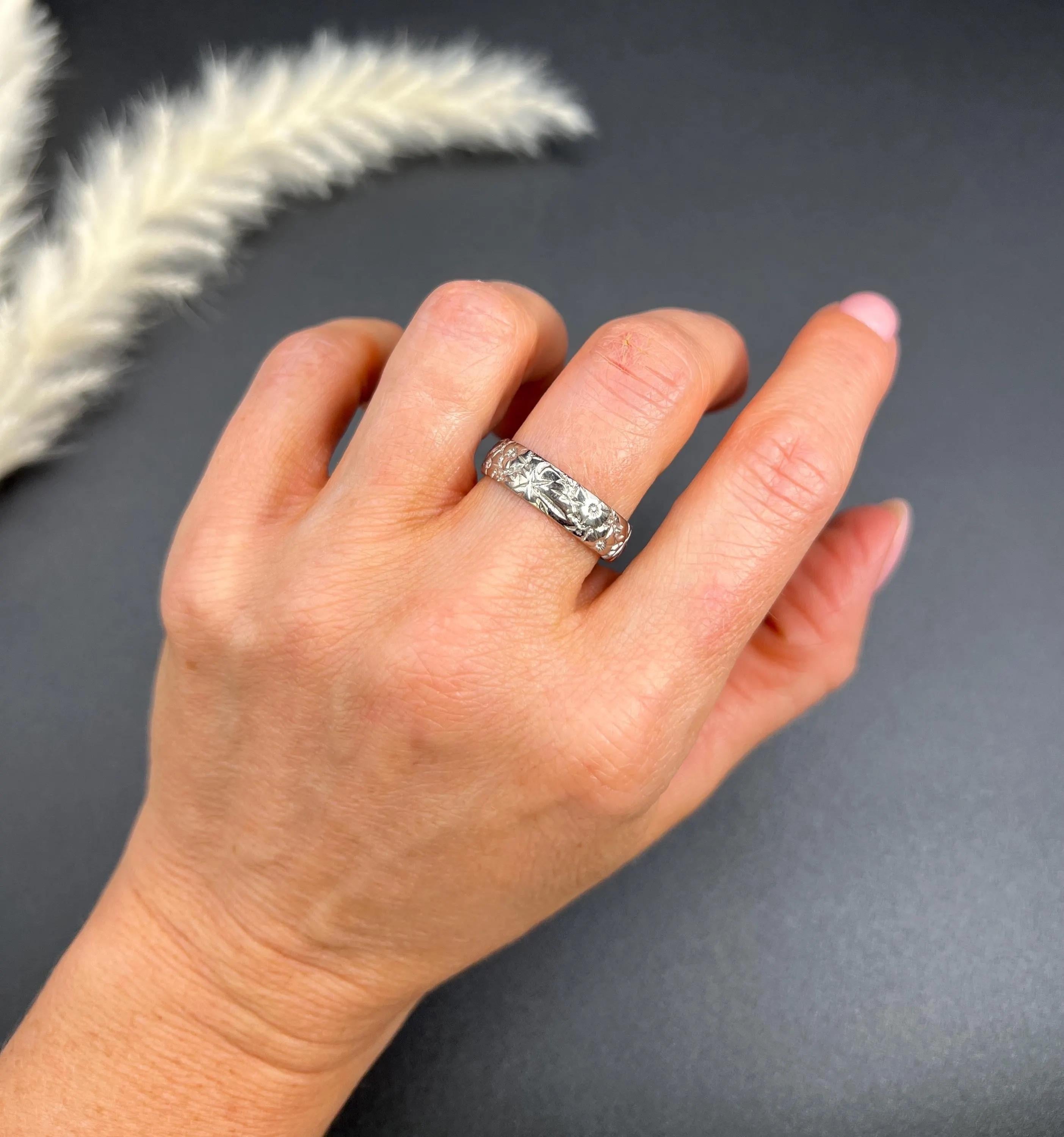Vintage 18ct White Gold Floral Engraved Wedding Band Ring Hallmarked London 1965 In Good Condition For Sale In Brighton, GB