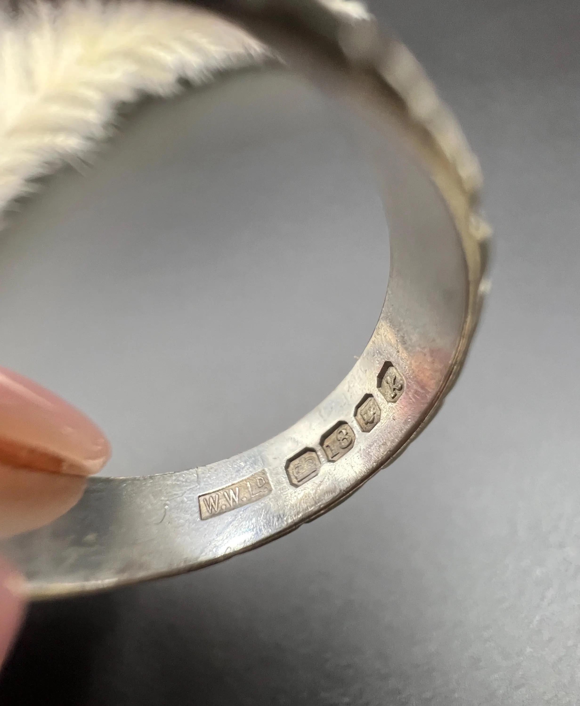 Women's or Men's Vintage 18ct White Gold Floral Engraved Wedding Band Ring Hallmarked London 1965 For Sale