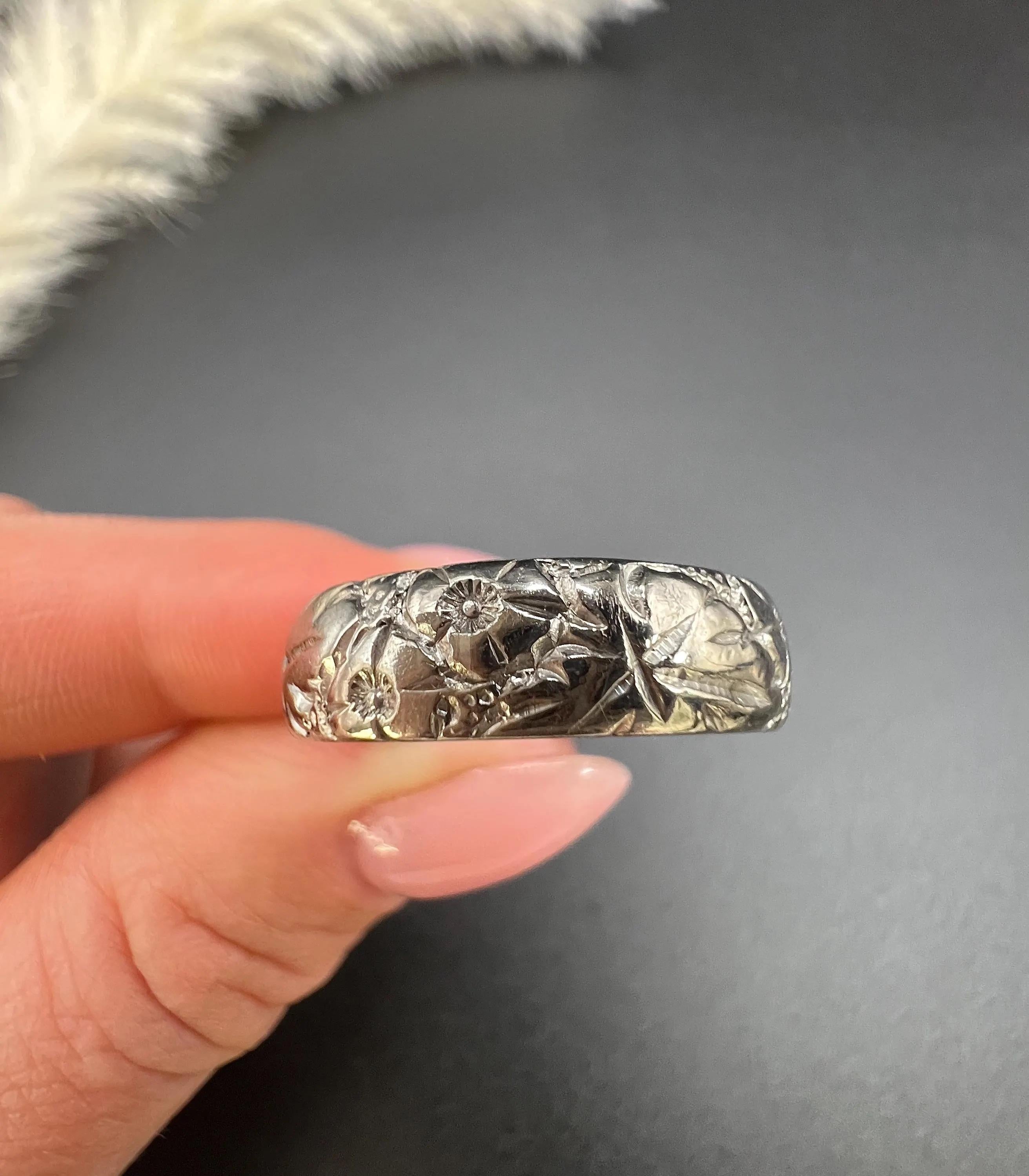 Anello nuziale d'epoca in oro bianco 18 ct con incisione floreale e marchio di garanzia Londra 1965 in vendita 1