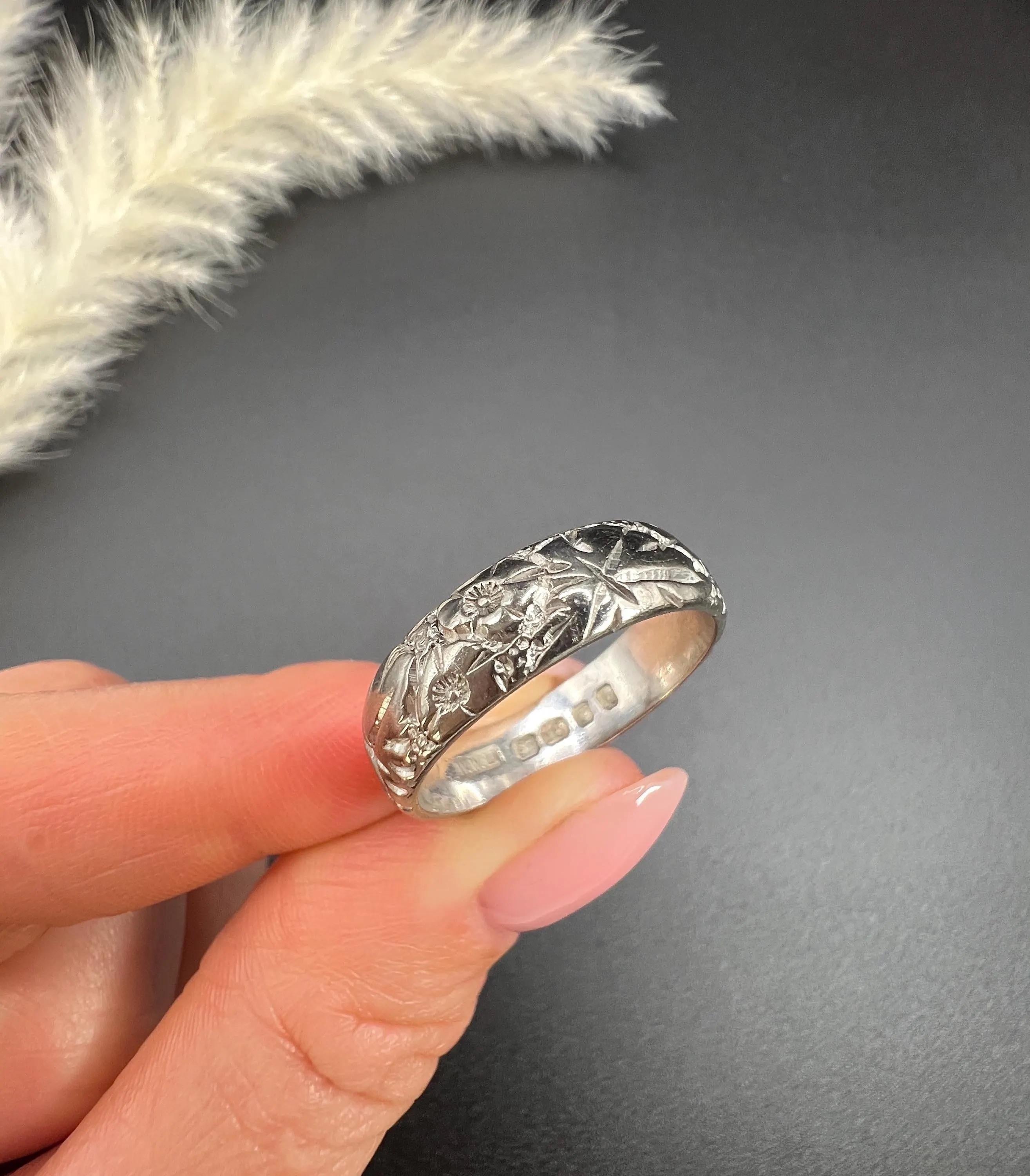 Vintage 18ct White Gold Floral Engraved Wedding Band Ring Hallmarked London 1965 For Sale 2