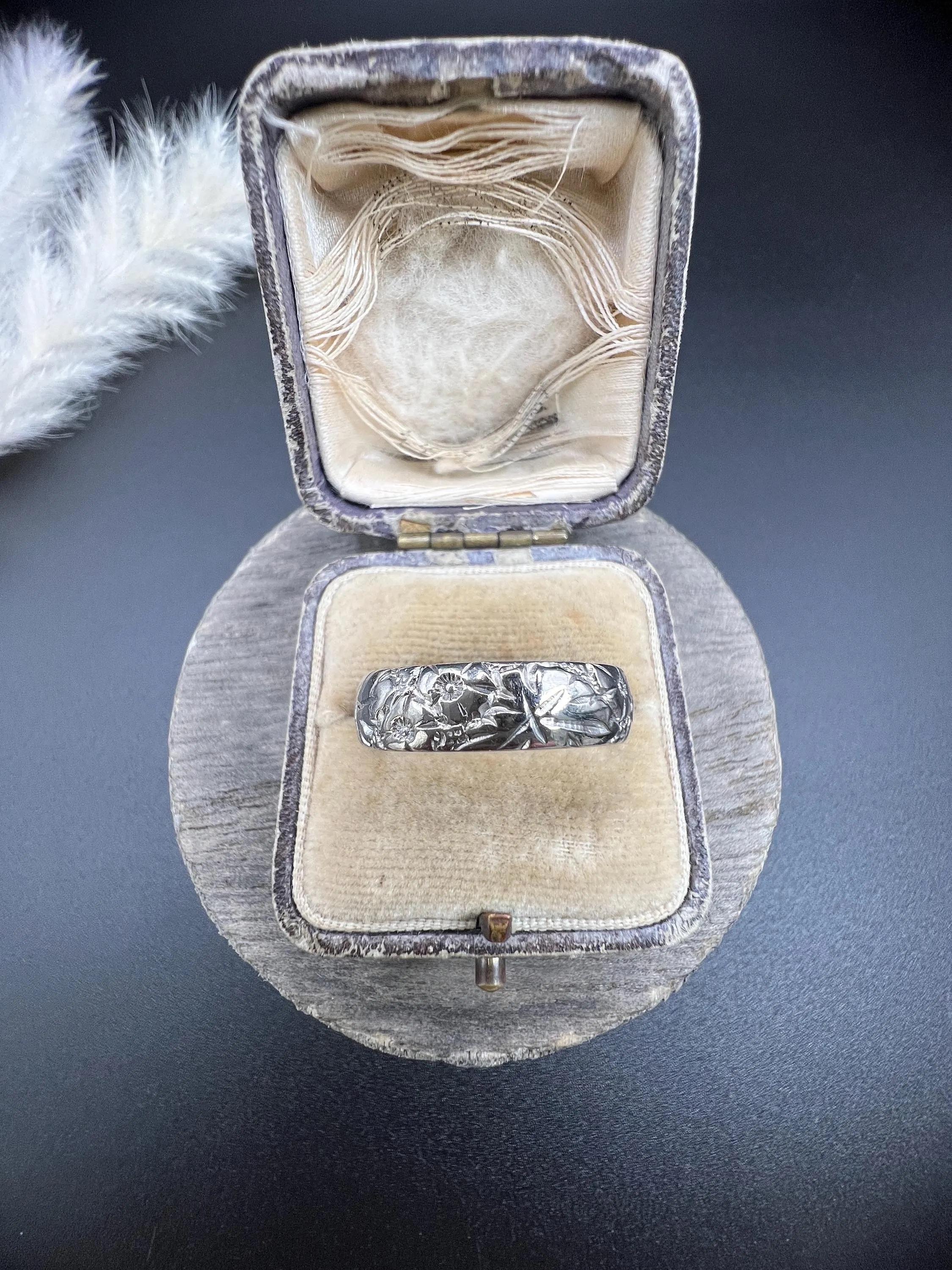 Vintage 18ct White Gold Floral Engraved Wedding Band Ring Hallmarked London 1965 For Sale 3