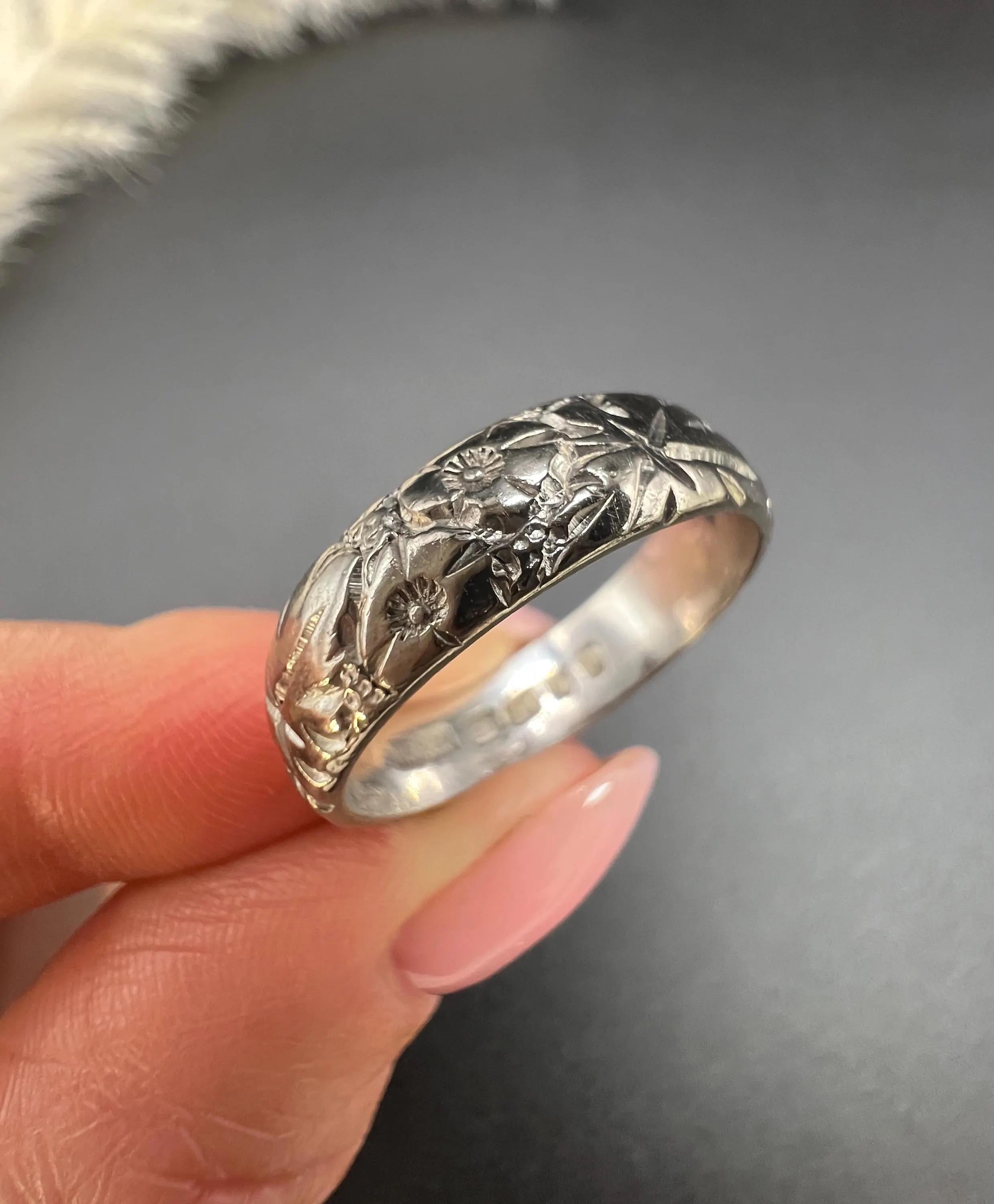 Vintage 18ct White Gold Floral Engraved Wedding Band Ring Hallmarked London 1965 For Sale 4
