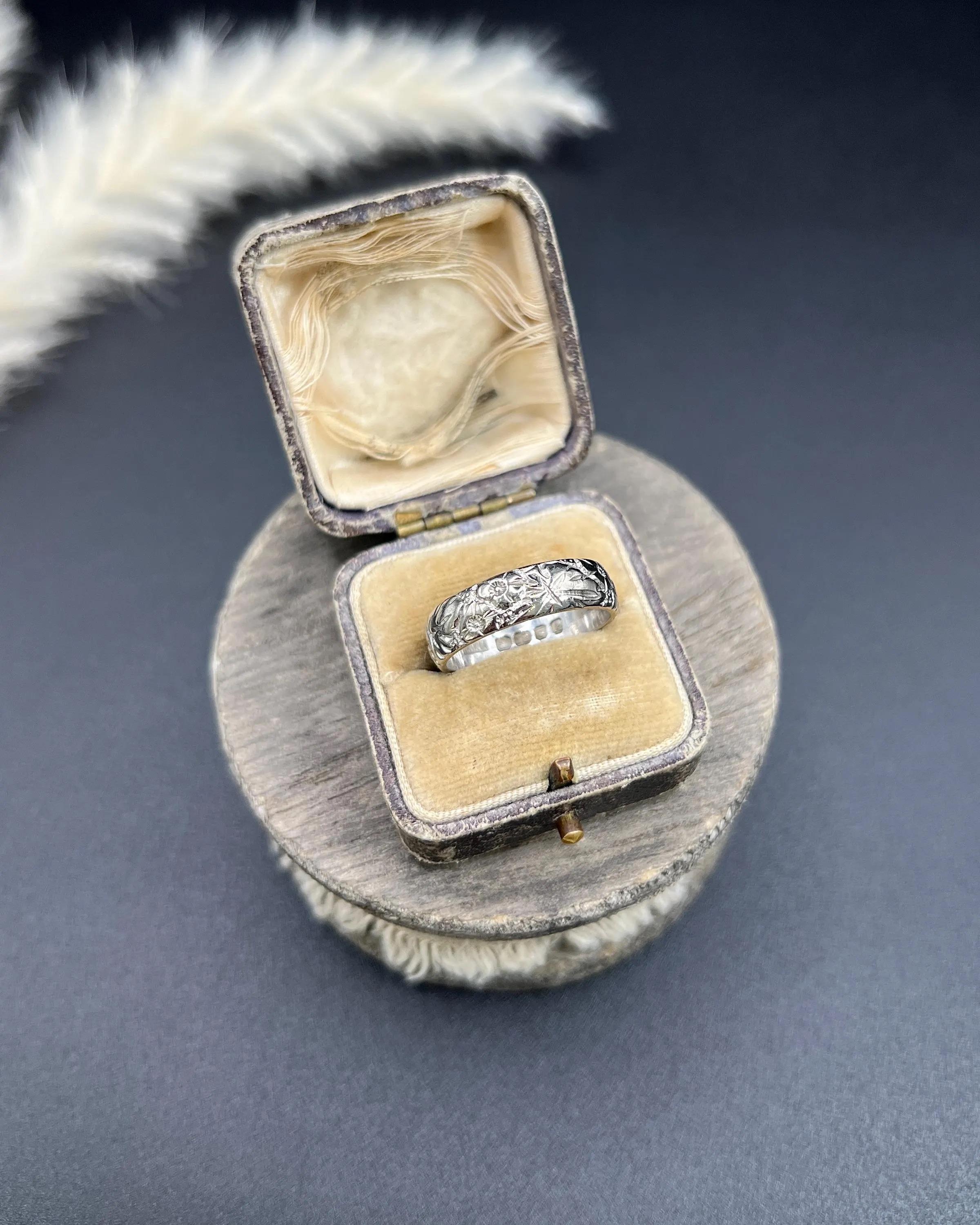 Vintage 18ct White Gold Floral Engraved Wedding Band Ring Hallmarked London 1965 For Sale 5
