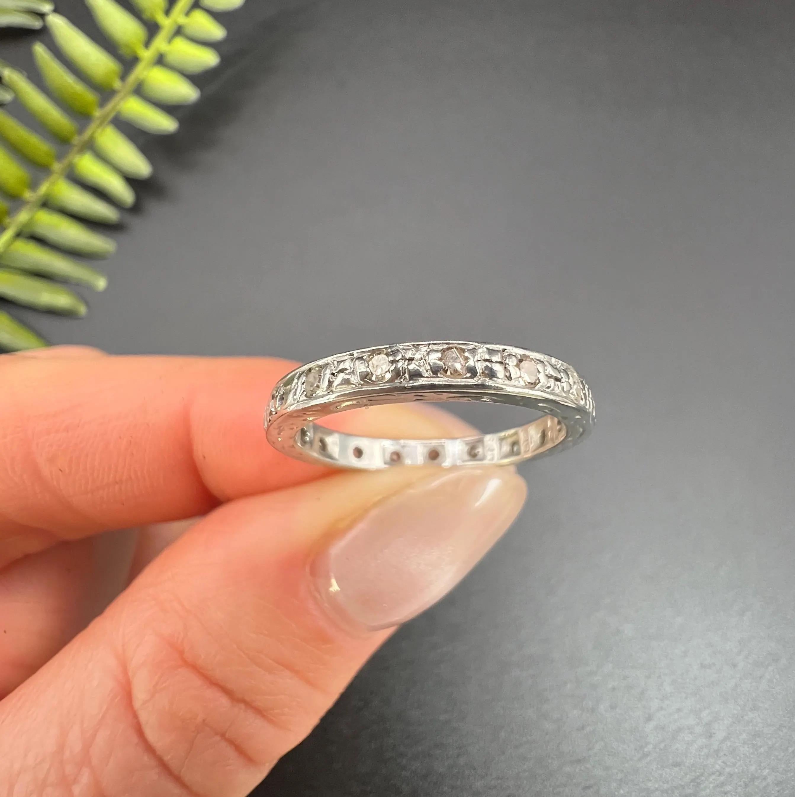 Vintage 18ct White Gold, Full Diamond Eternity Ring, Hallmarked Birmingham 1990 In Good Condition For Sale In Brighton, GB