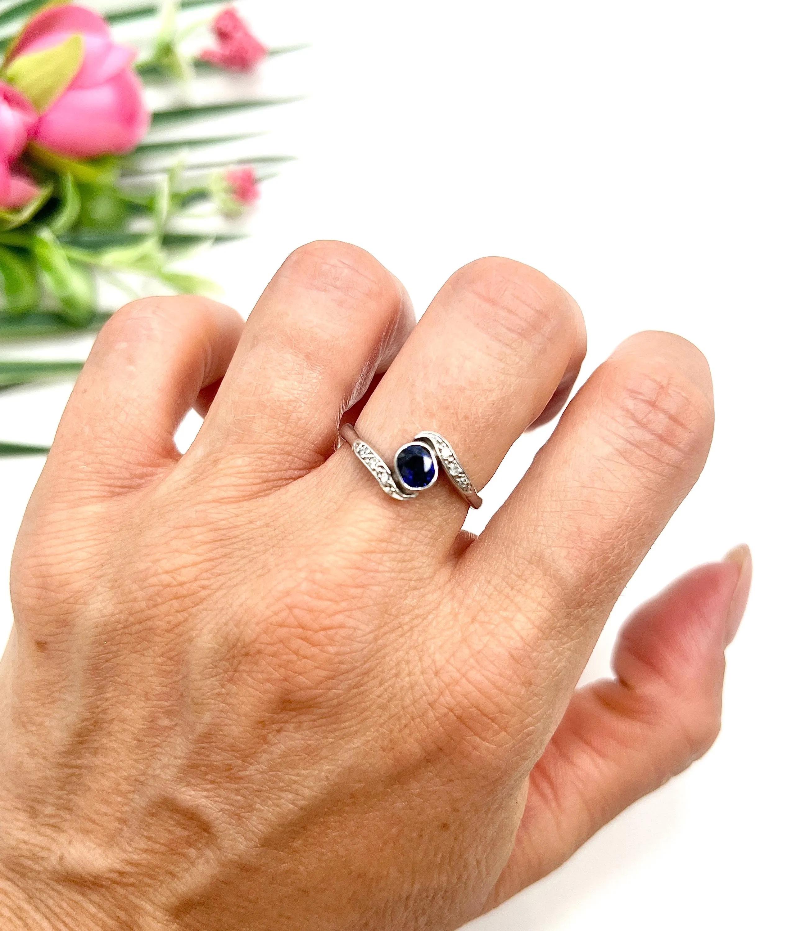 Vintage Sapphire Ring 

18ct Weißgold & Platin 

CIRCA 1940er Jahre 

Dieser exquisite Ring stammt aus der bezaubernden Ära der 1940er Jahre und zeigt die Eleganz und Kunstfertigkeit von Vintage-Schmuck. Der Ring aus 18 Karat Weißgold mit