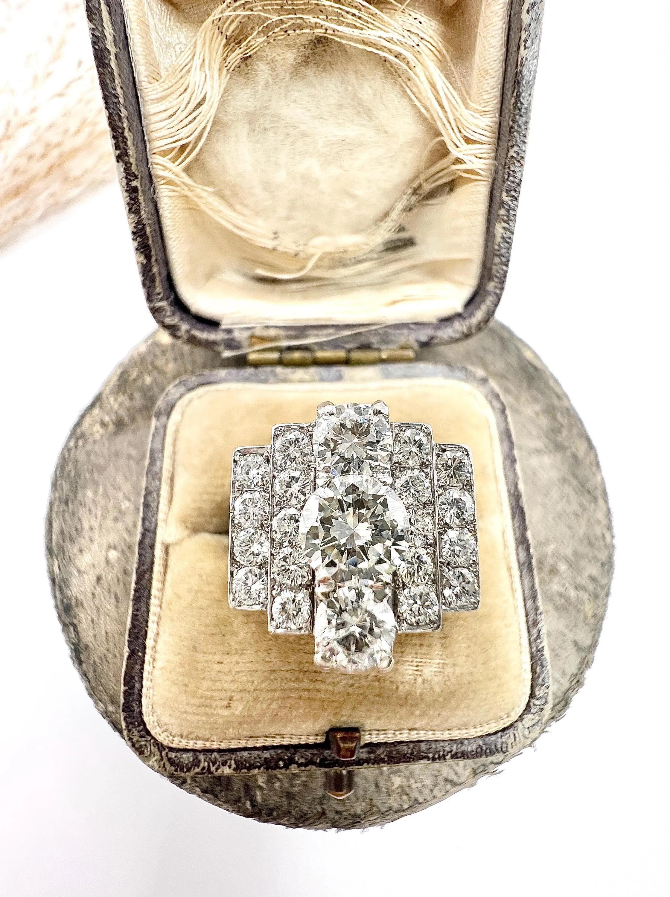 Bague de cocktail Vintage By 

Or blanc et platine 18ct

Circa 1960s

D'une conception exquise, cette superbe bague présente un mélange parfait de sophistication et d'art. Réalisée en or blanc 18 ct et en platine, cette bague présente un étonnant