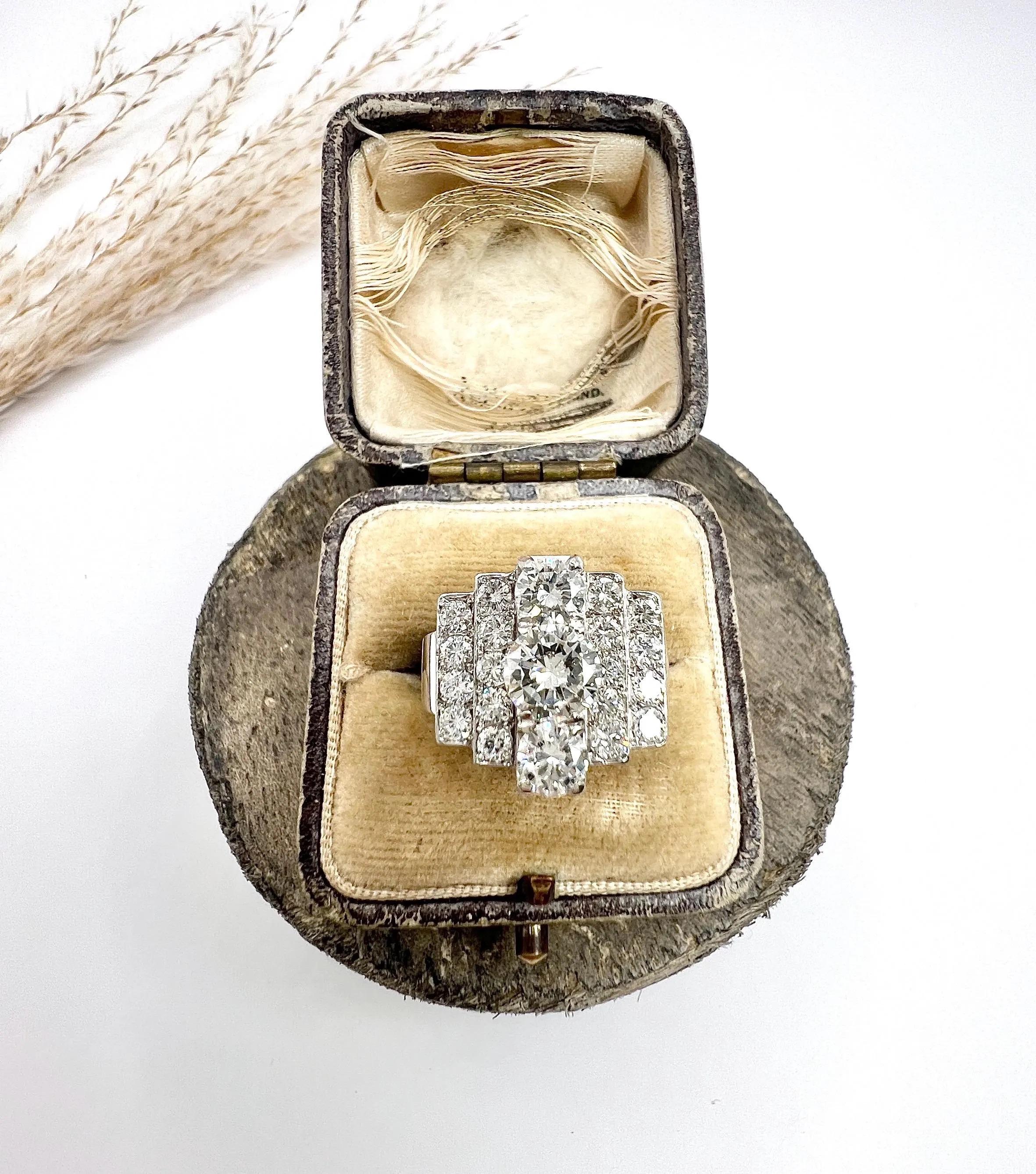Vintage 18ct or blanc et platine, 1960s 3.50ct  Bague débardeur cocktail diamant en vente 1
