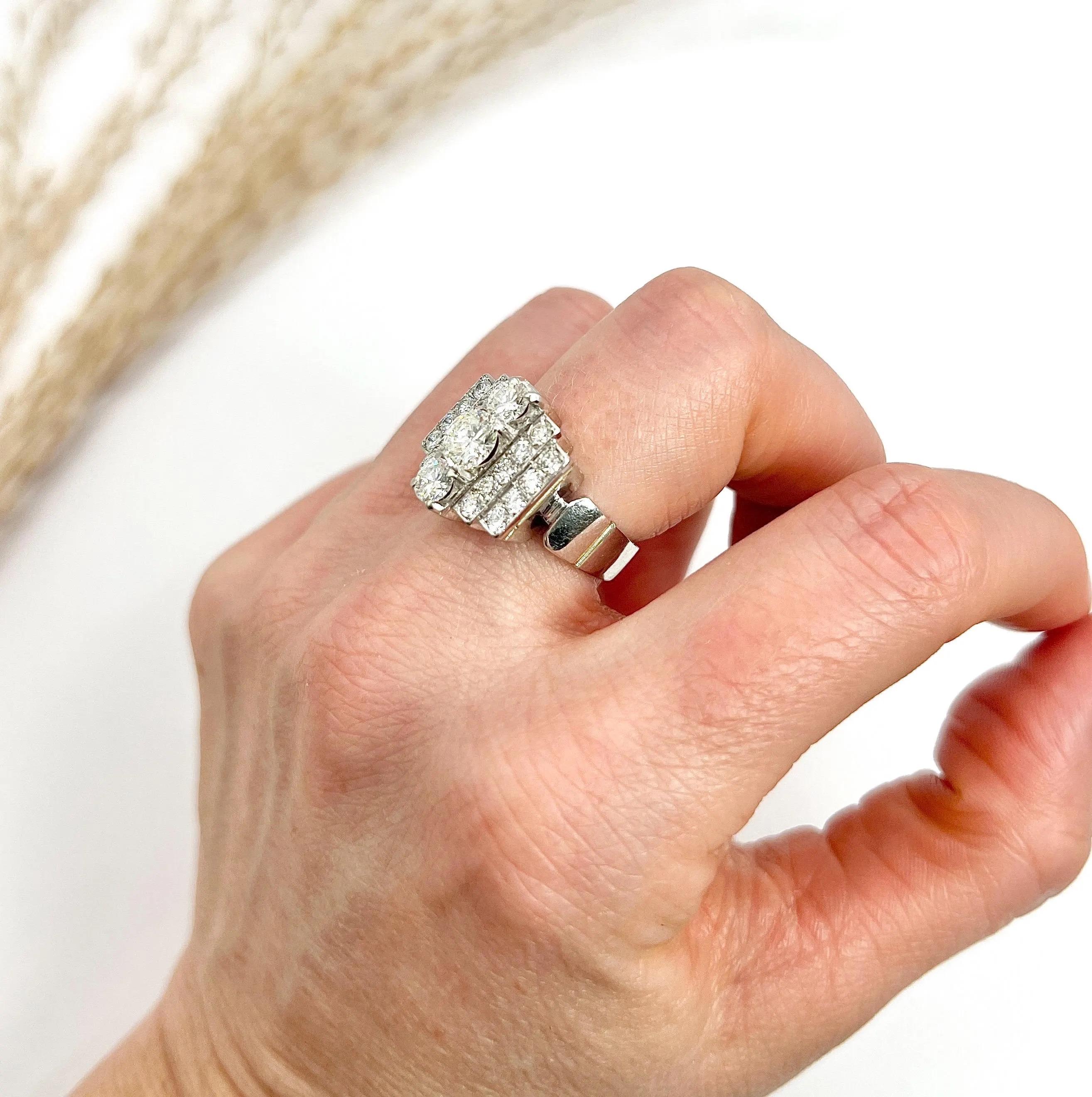 Vintage 18ct or blanc et platine, 1960s 3.50ct  Bague débardeur cocktail diamant en vente 4