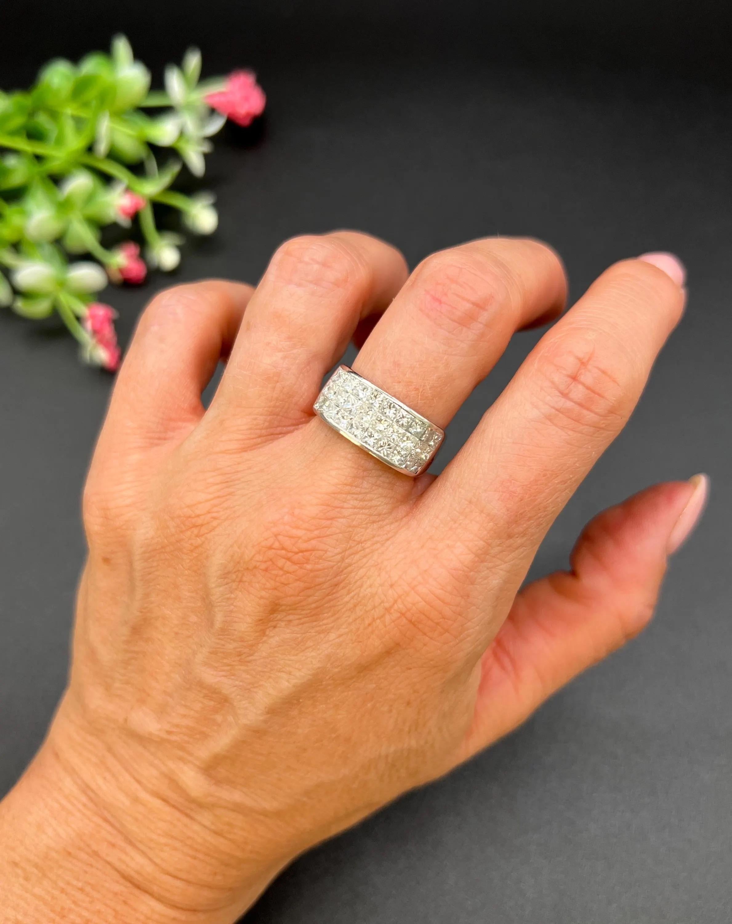 Vintage 18ct White Gold, Rectangular Shaped 3 Carat Princess Cut Diamond Ring In Good Condition For Sale In Brighton, GB