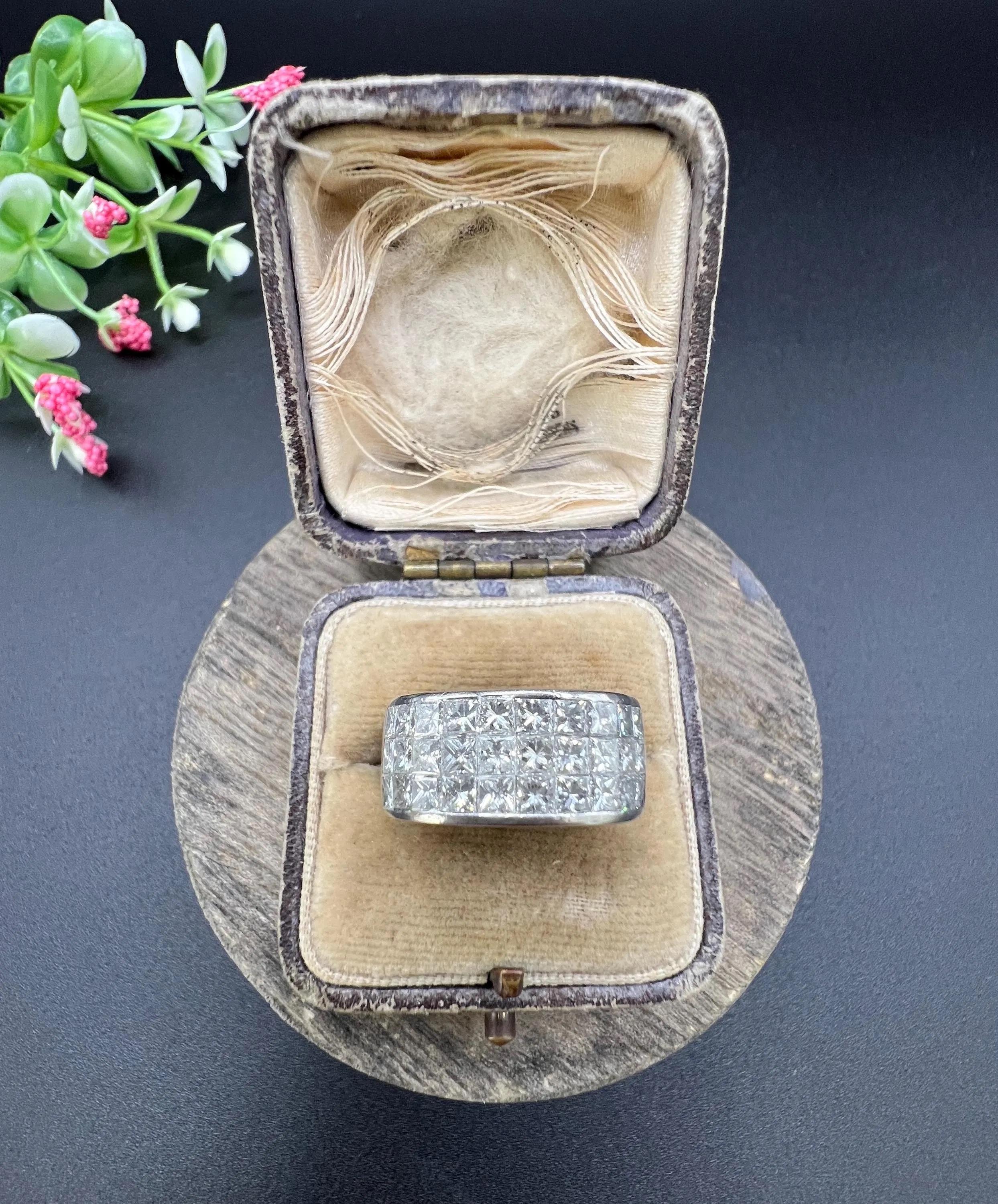 Women's or Men's Vintage 18ct White Gold, Rectangular Shaped 3 Carat Princess Cut Diamond Ring For Sale
