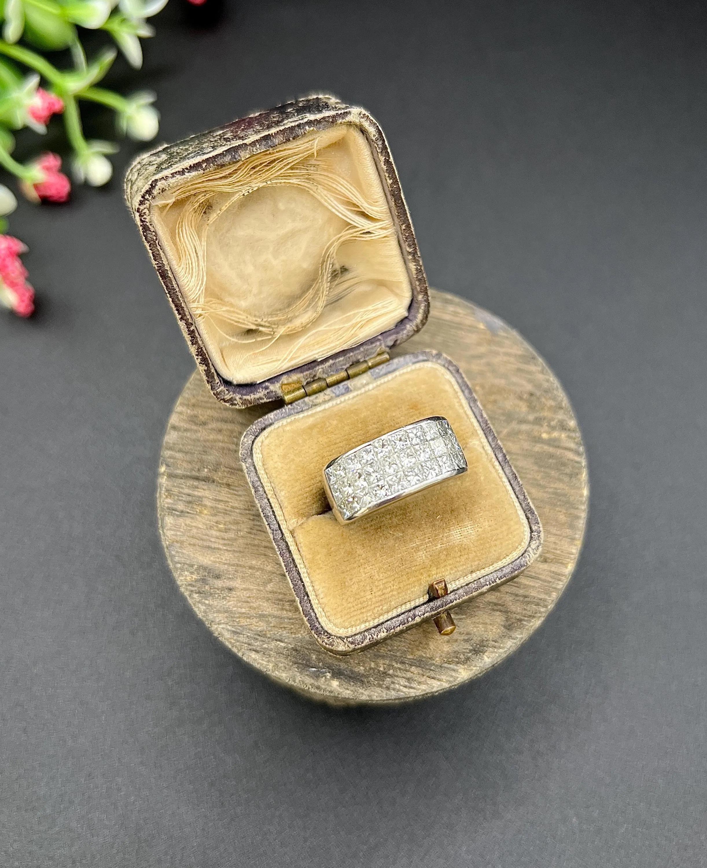 Vintage 18ct White Gold, Rectangular Shaped 3 Carat Princess Cut Diamond Ring For Sale 1