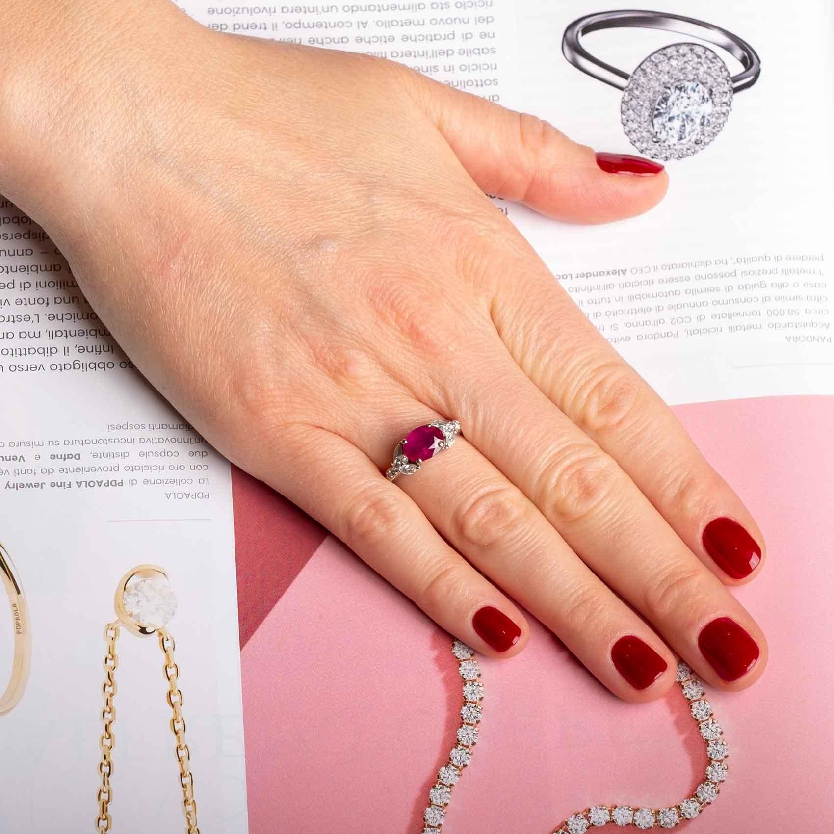 Taglio ovale Anello vintage in oro bianco 18 ct con rubino naturale e diamanti in vendita