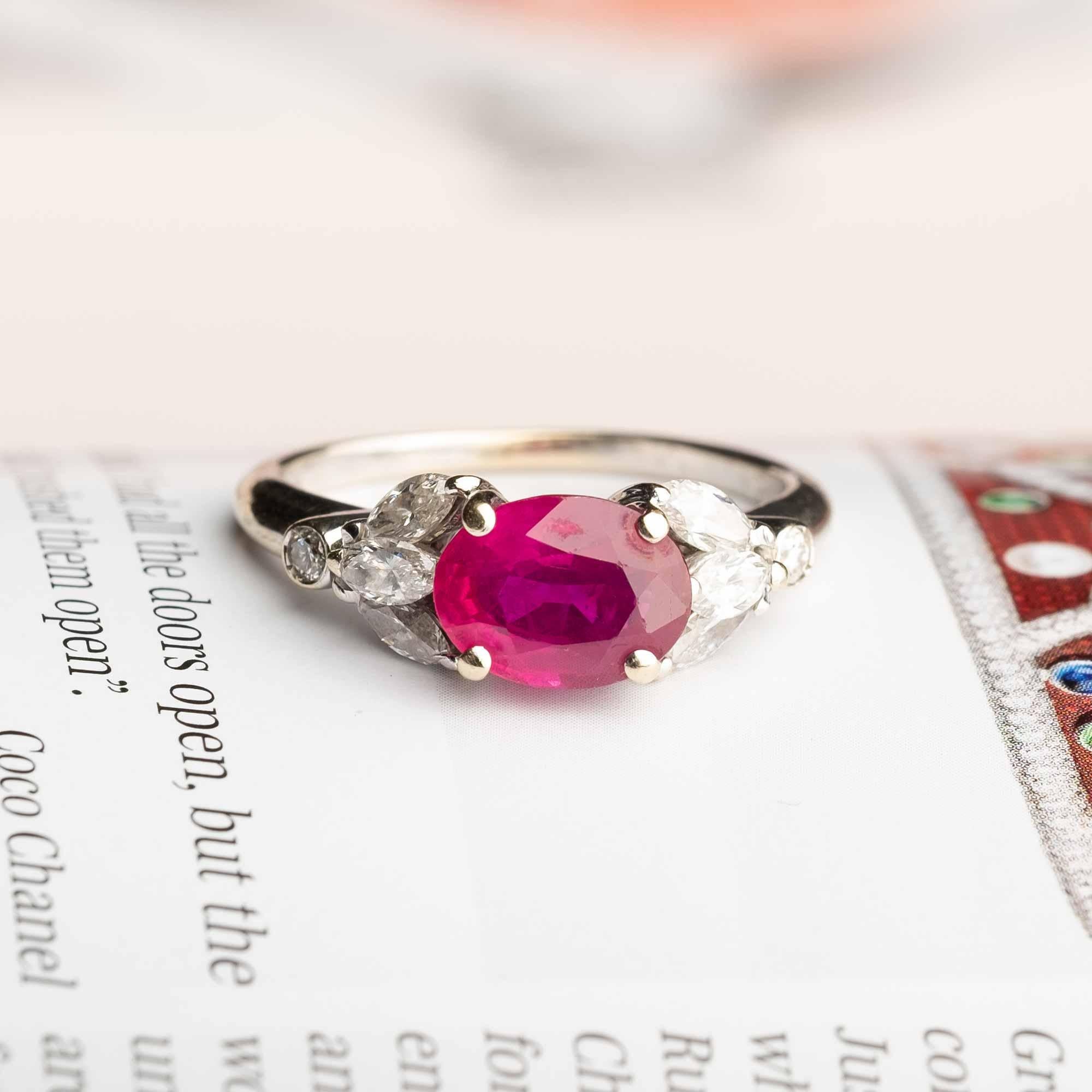 Anello vintage in oro bianco 18 ct con rubino naturale e diamanti In condizioni buone in vendita a Milano, MI