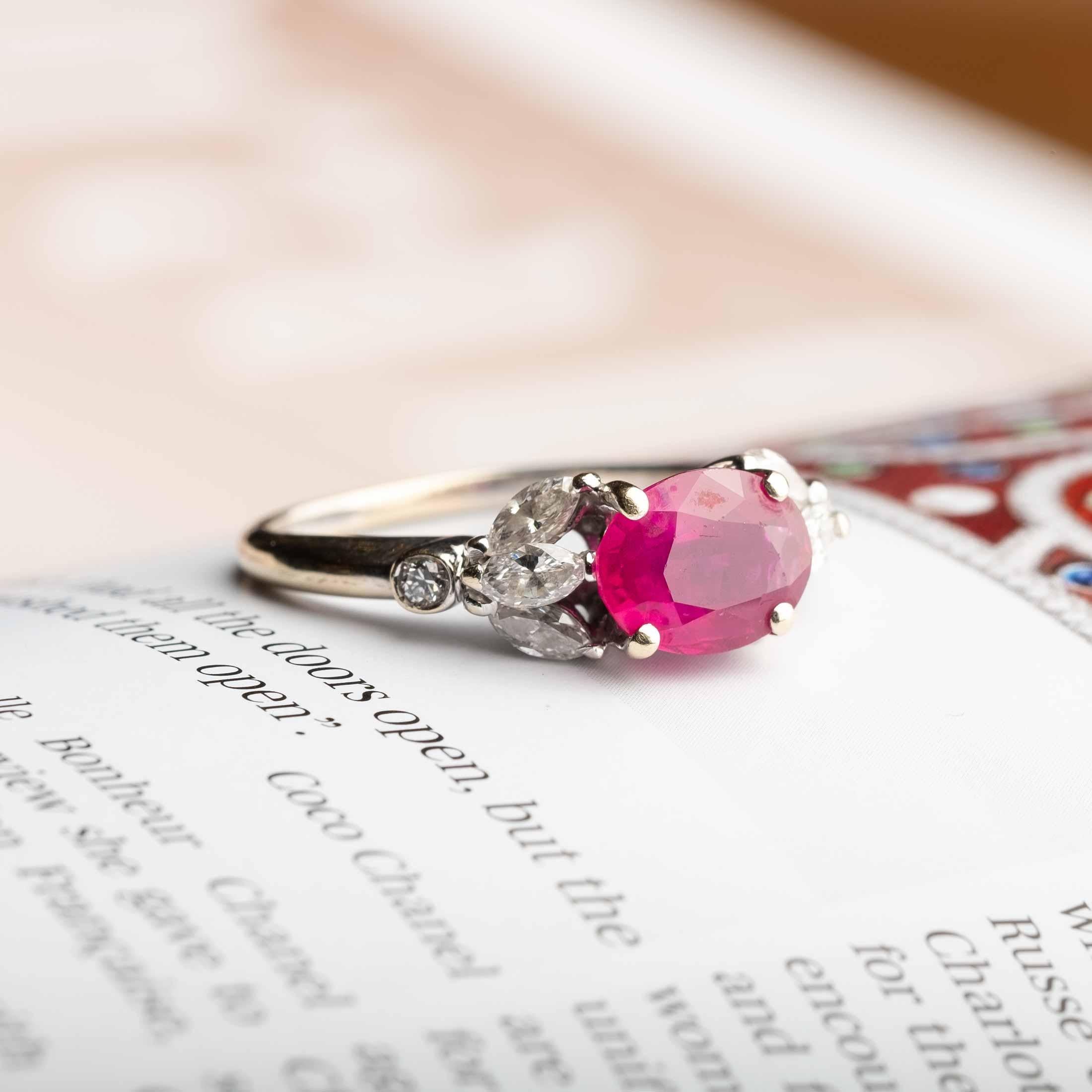 Donna Anello vintage in oro bianco 18 ct con rubino naturale e diamanti in vendita