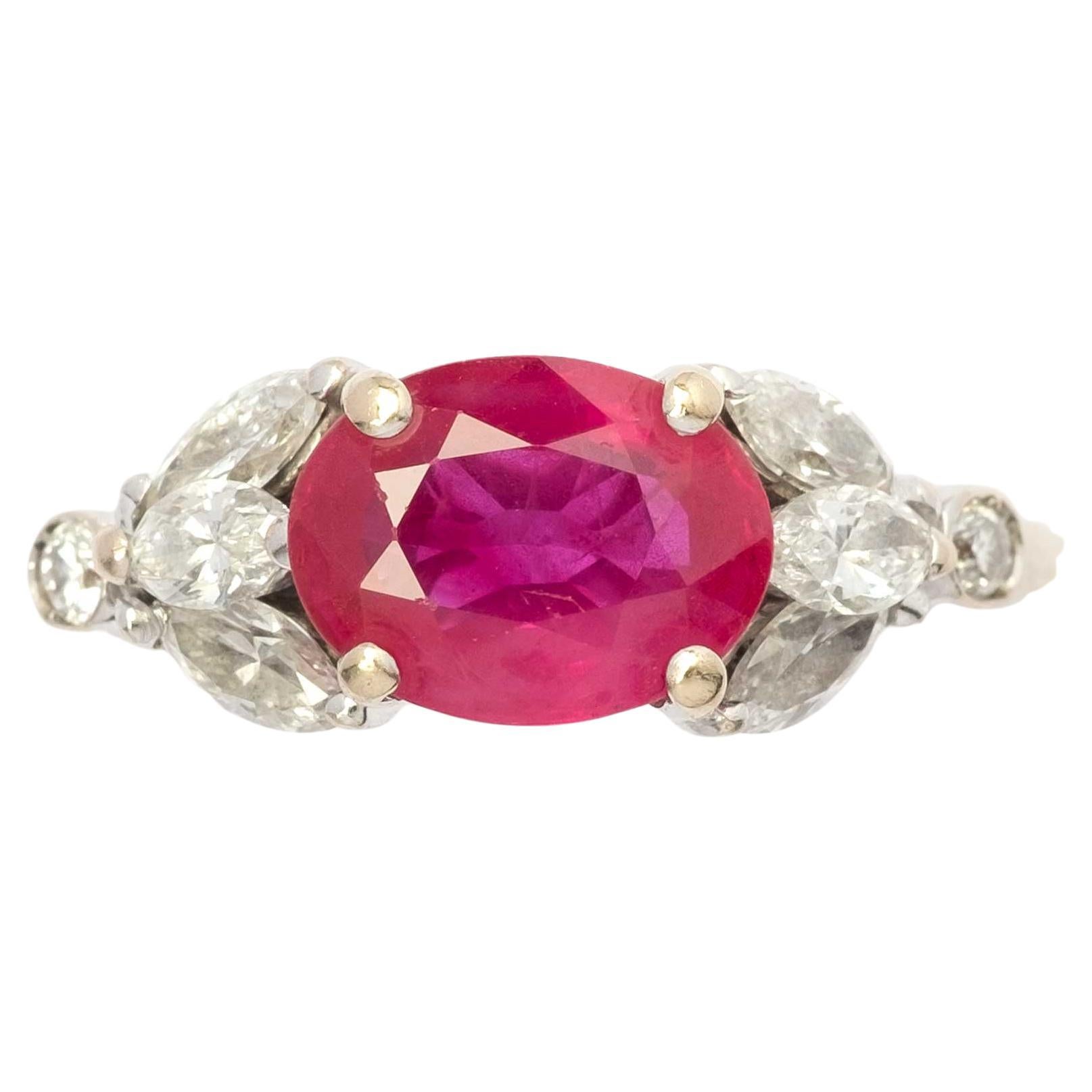 Anello vintage in oro bianco 18 ct con rubino naturale e diamanti in vendita