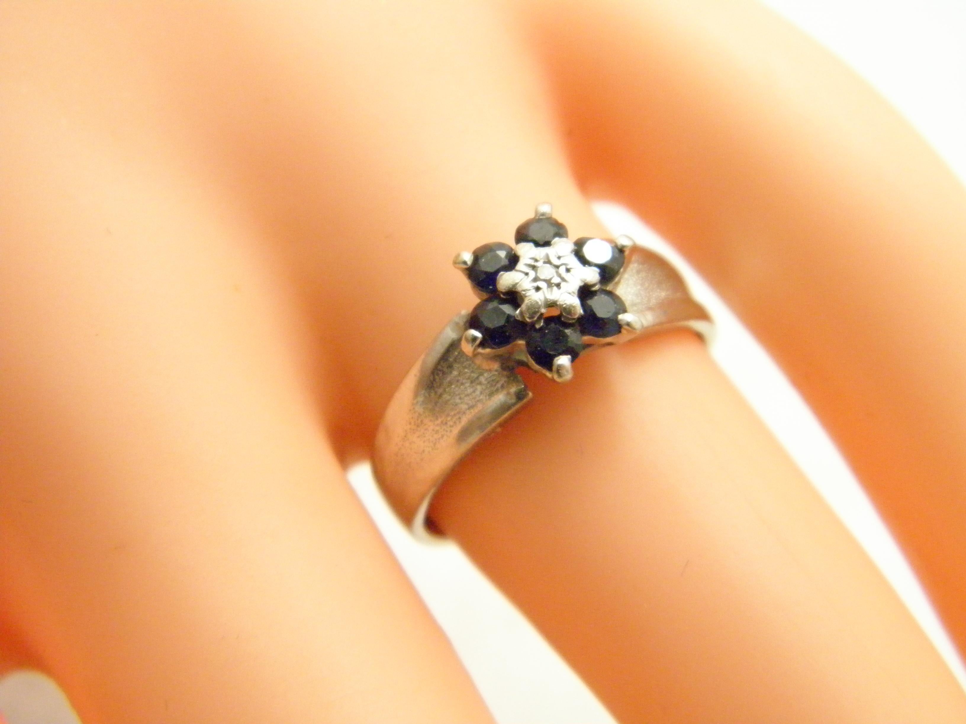 Art Deco Vintage 18ct White Gold Sapphire Diamond Daisy Cluster Ring For Sale
