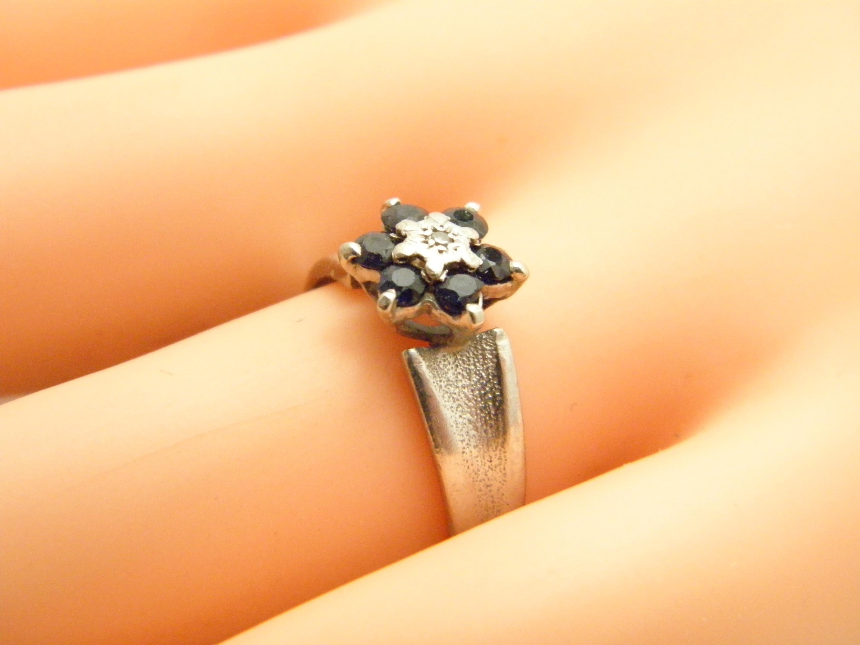 Round Cut Vintage 18ct White Gold Sapphire Diamond Daisy Cluster Ring For Sale