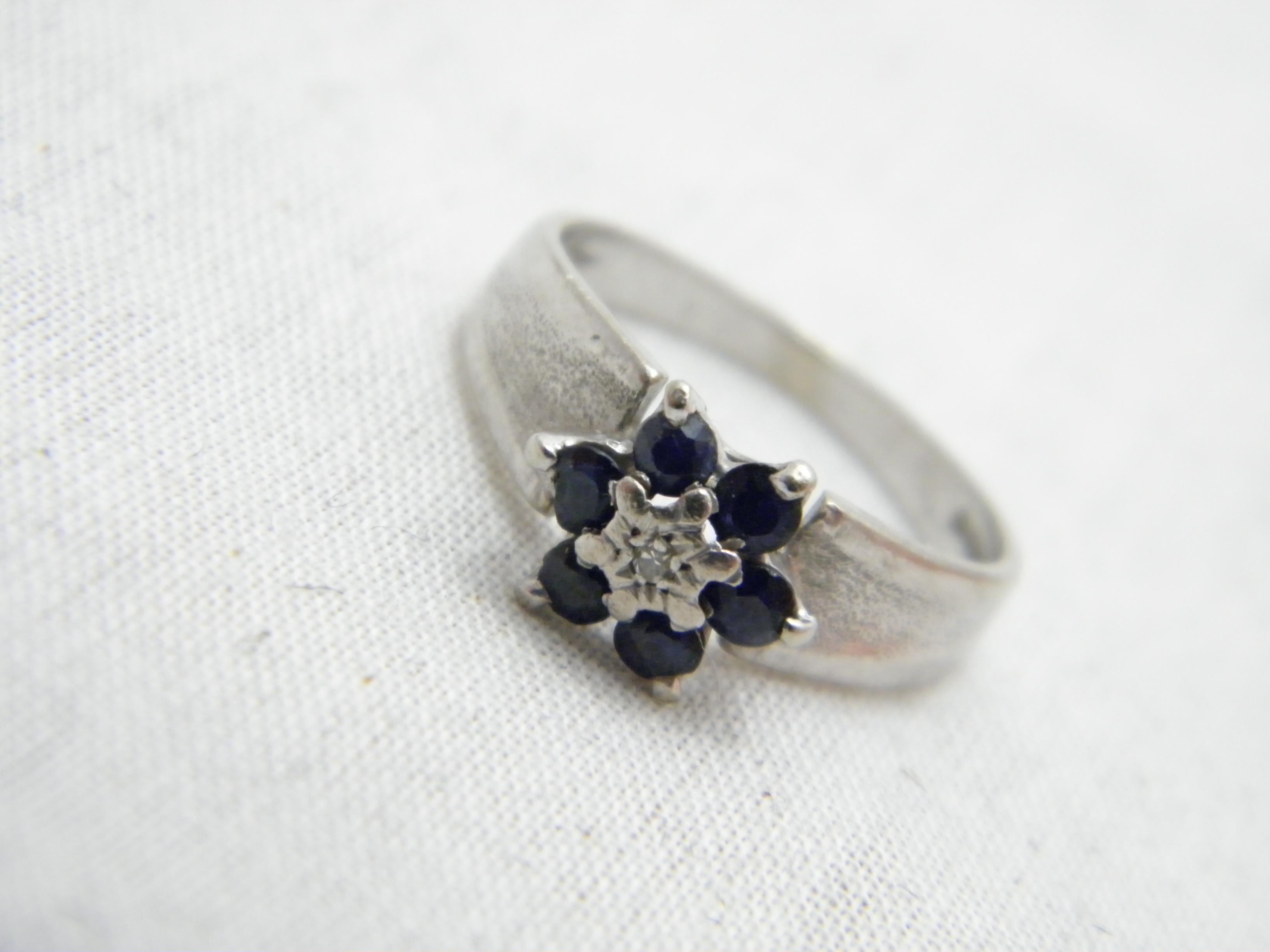 Vintage 18ct White Gold Sapphire Diamond Daisy Cluster Ring In Good Condition For Sale In Camelford, GB
