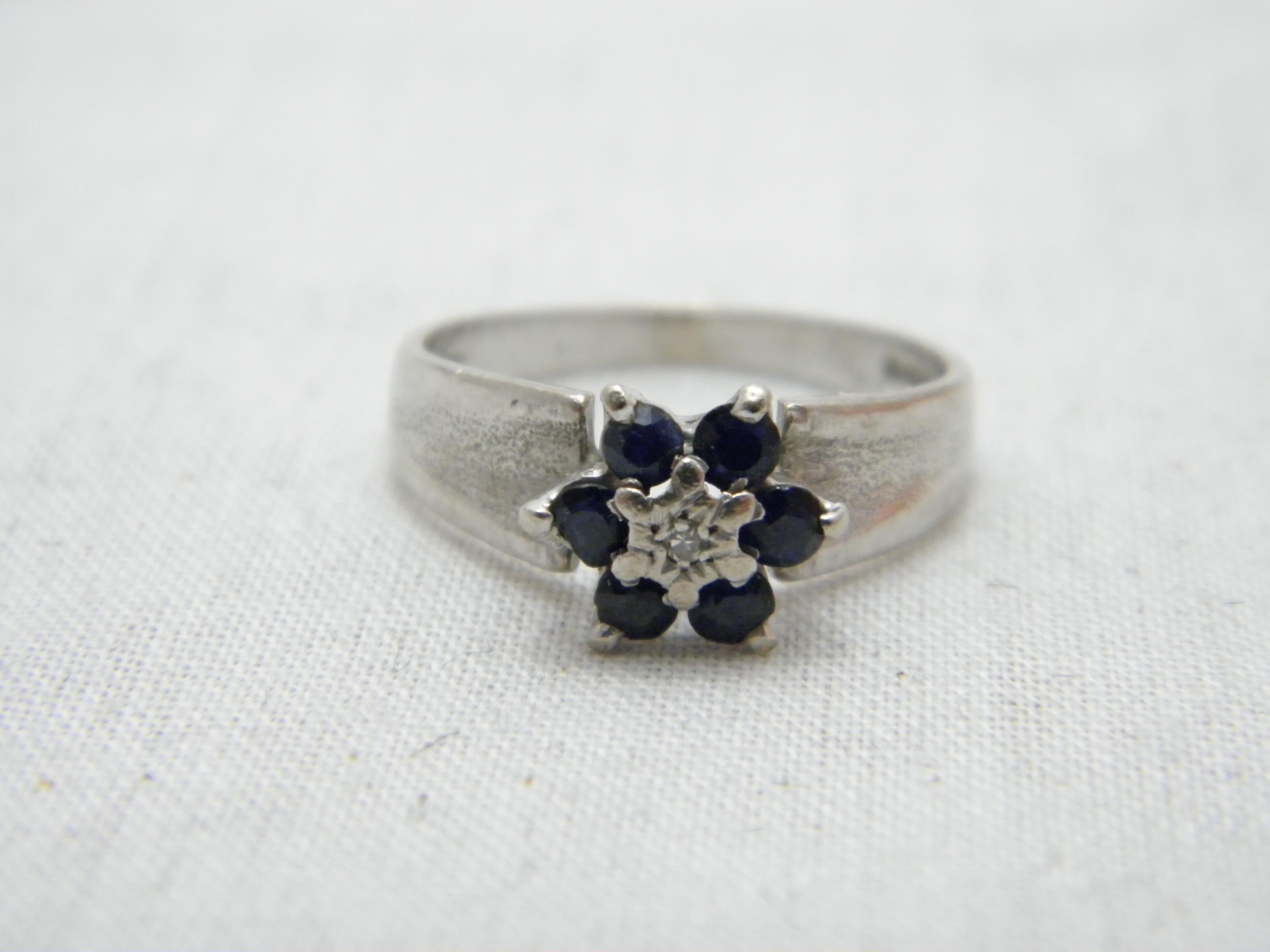 Women's Vintage 18ct White Gold Sapphire Diamond Daisy Cluster Ring For Sale