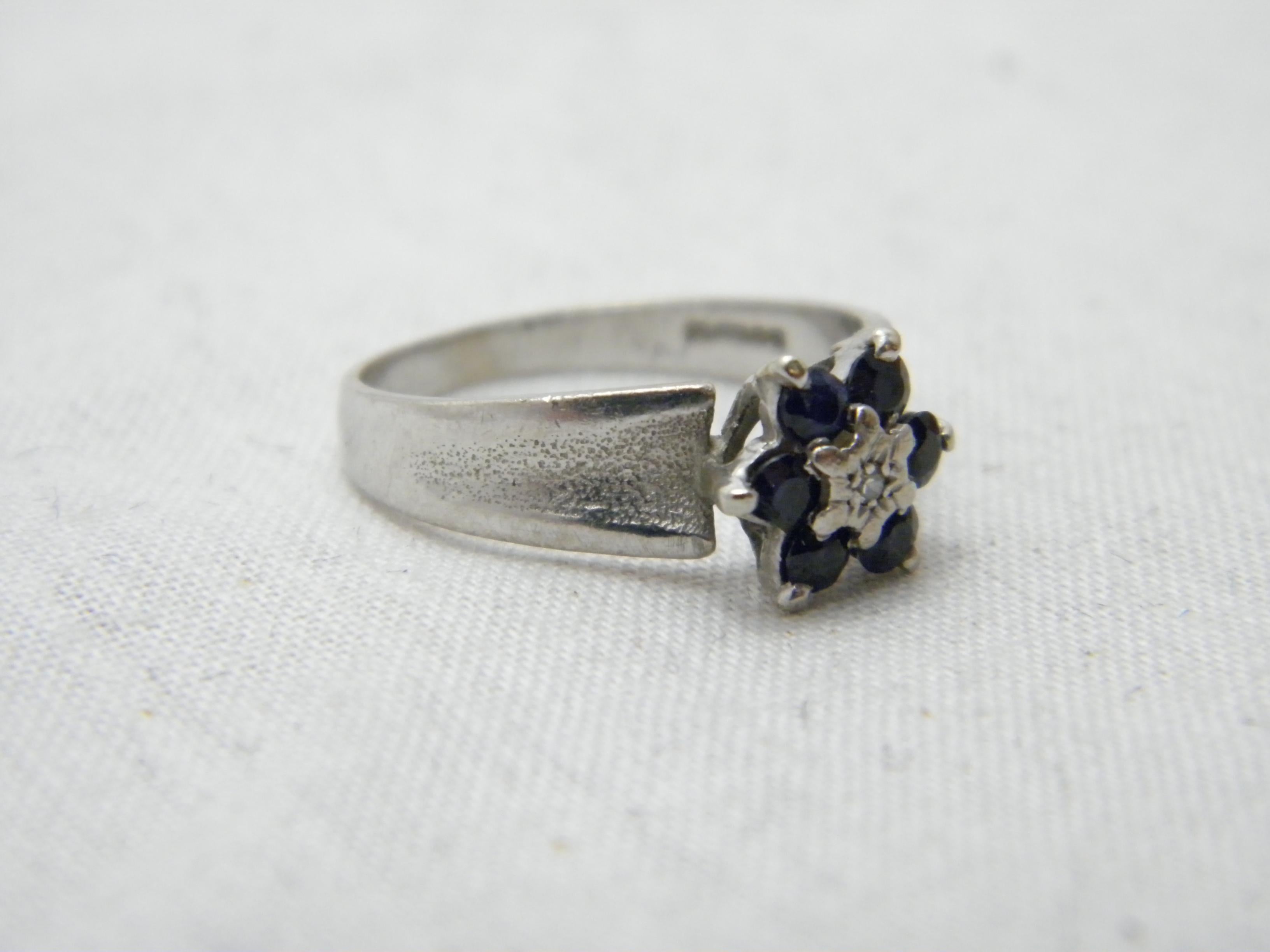 Vintage 18ct White Gold Sapphire Diamond Daisy Cluster Ring For Sale 1
