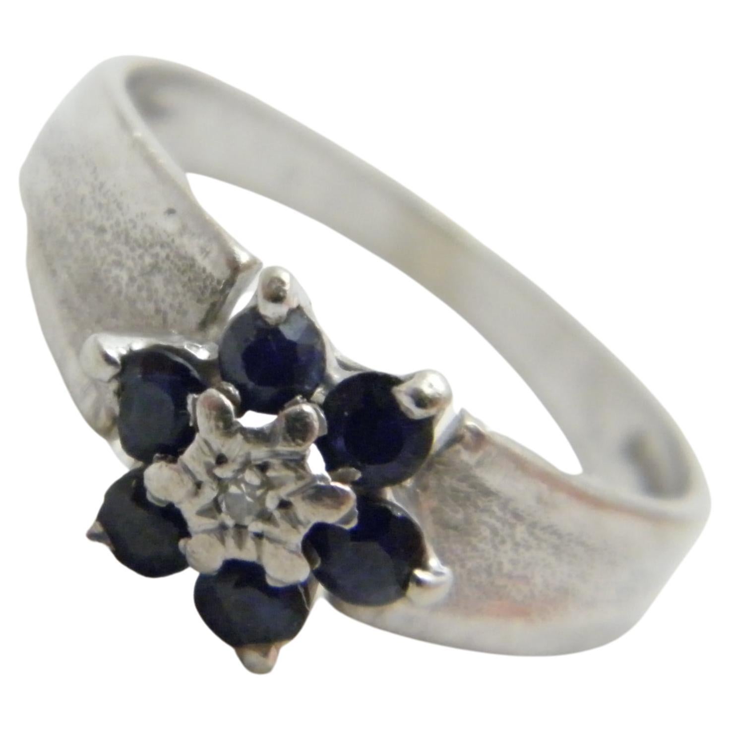 Vintage 18ct White Gold Sapphire Diamond Daisy Cluster Ring For Sale