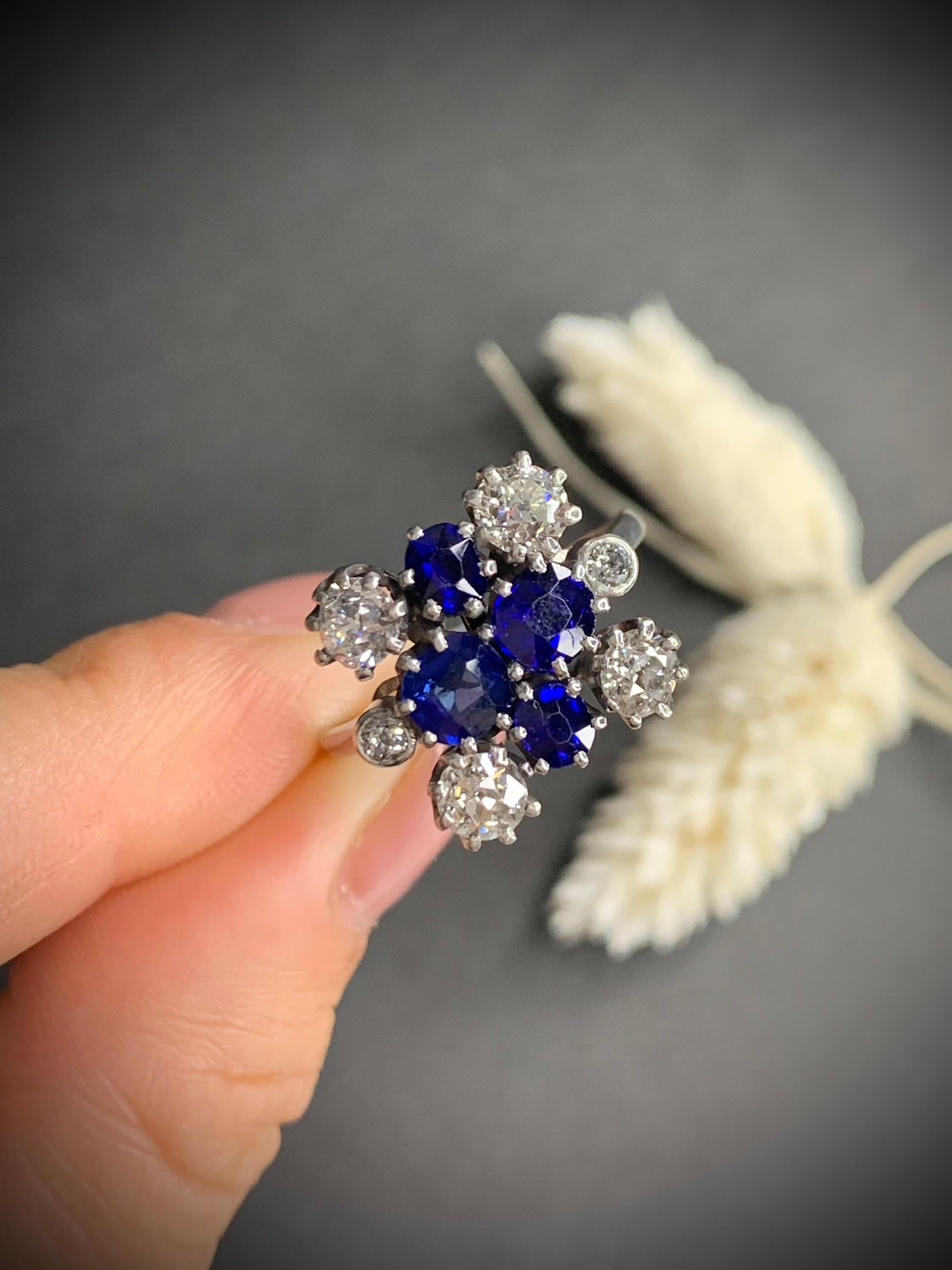 Round Cut Vintage 18ct White Gold Sapphire & Diamond Ring For Sale