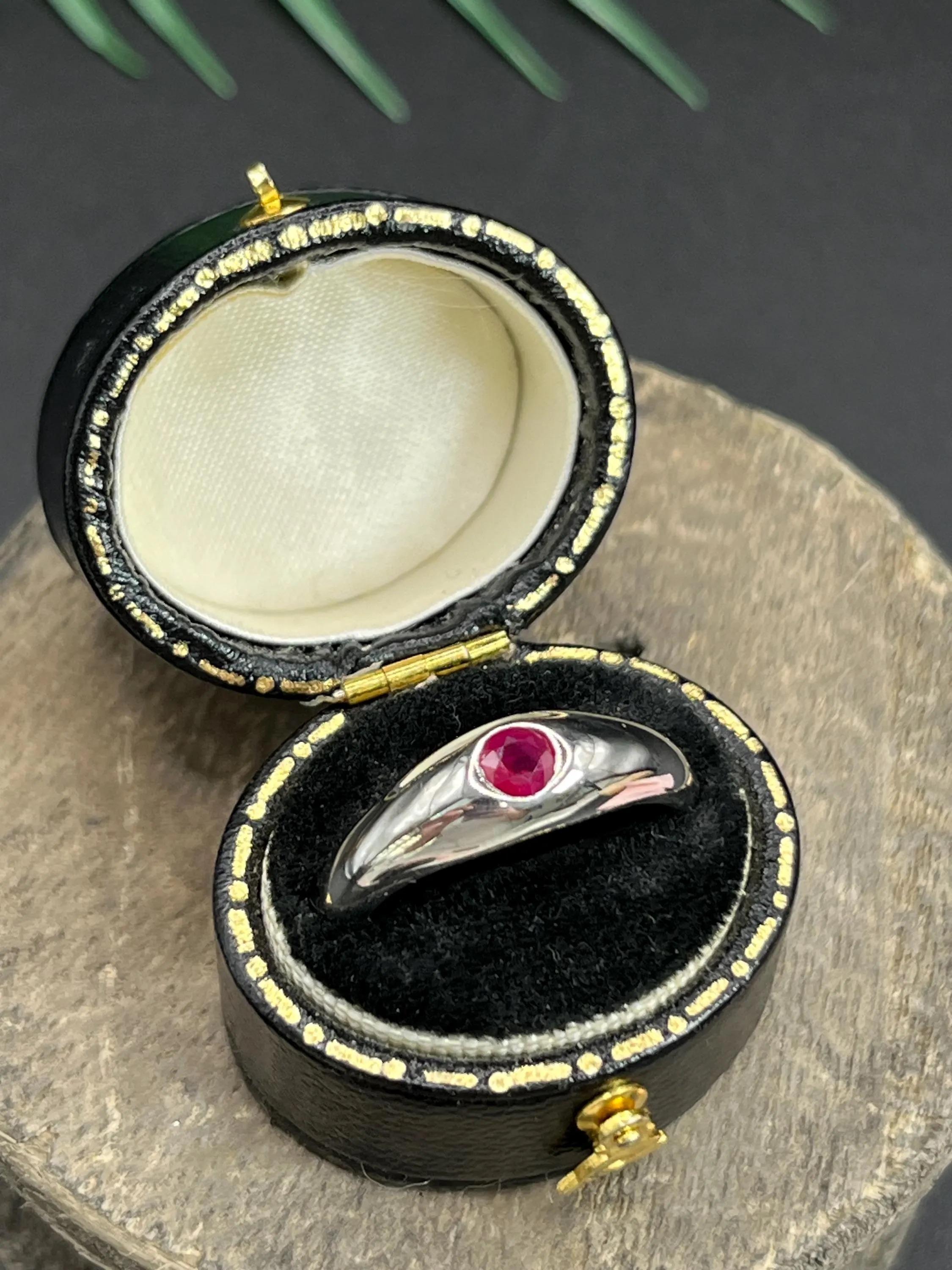 Vintage 18ct White Gold Single Stone Ruby Ring im Angebot 6