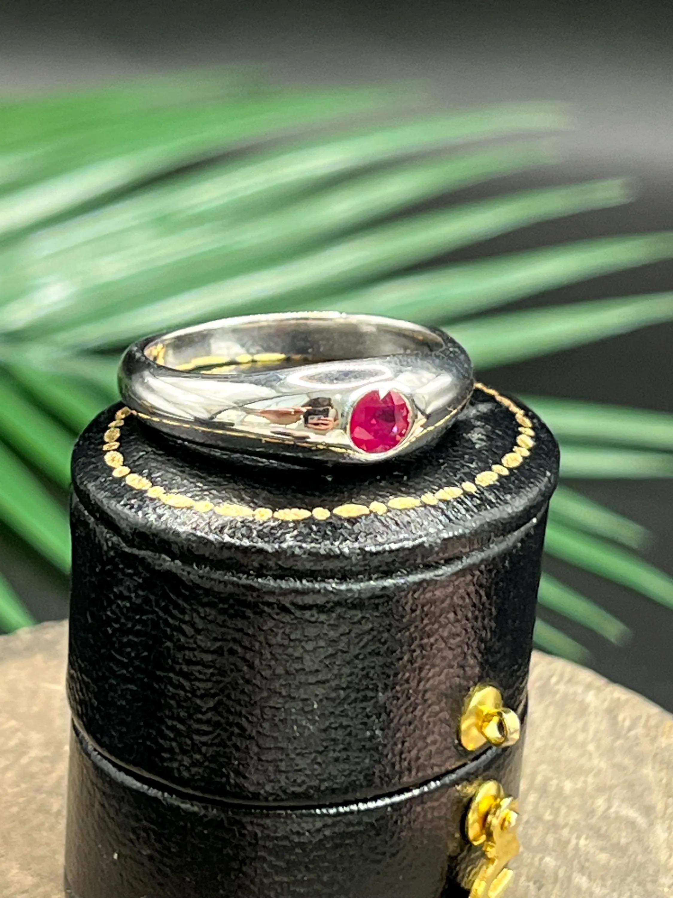 Vintage 18ct White Gold Single Stone Ruby Ring (Brillantschliff) im Angebot