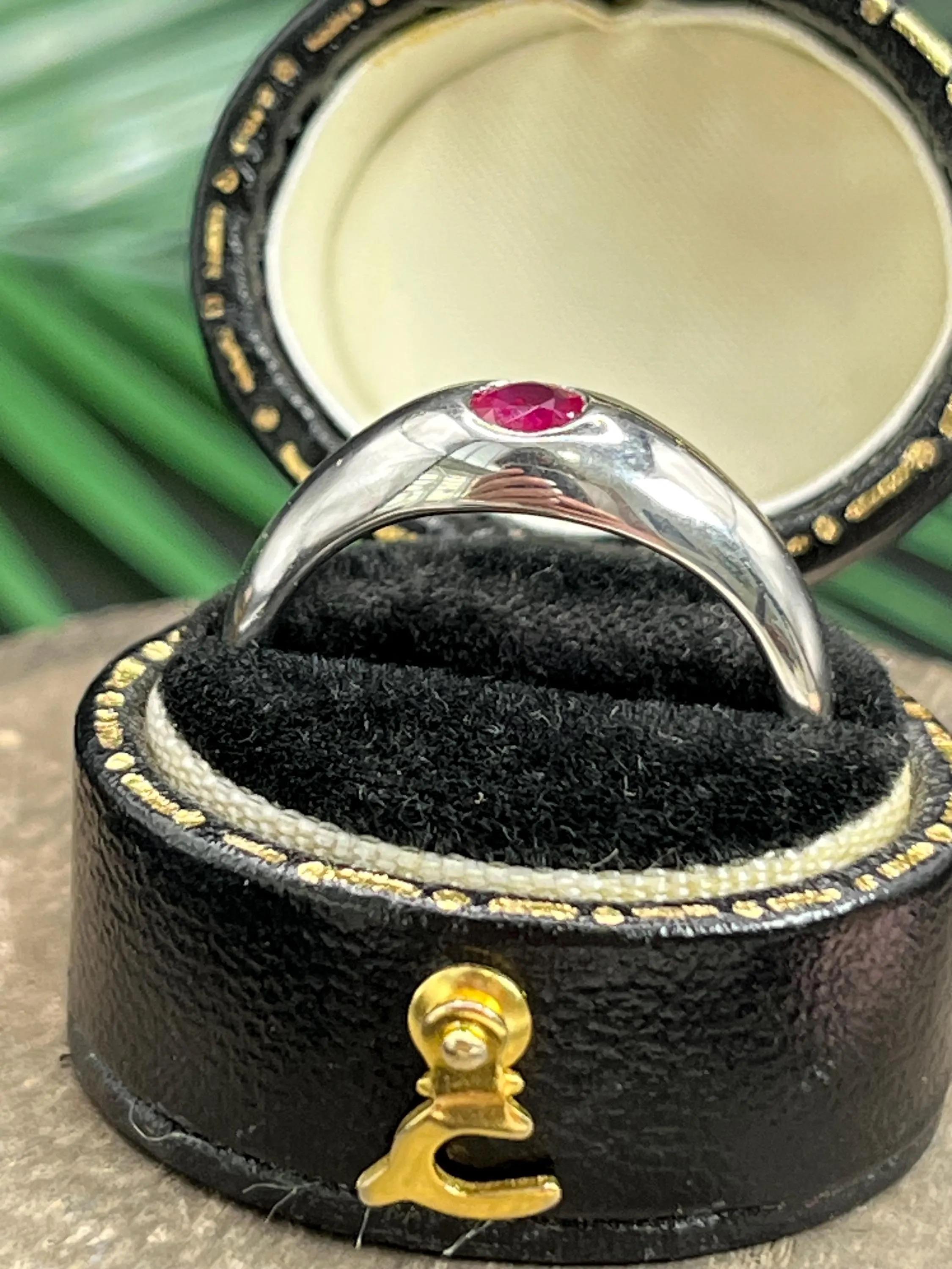 Vintage 18ct White Gold Single Stone Ruby Ring im Zustand „Gut“ im Angebot in Brighton, GB