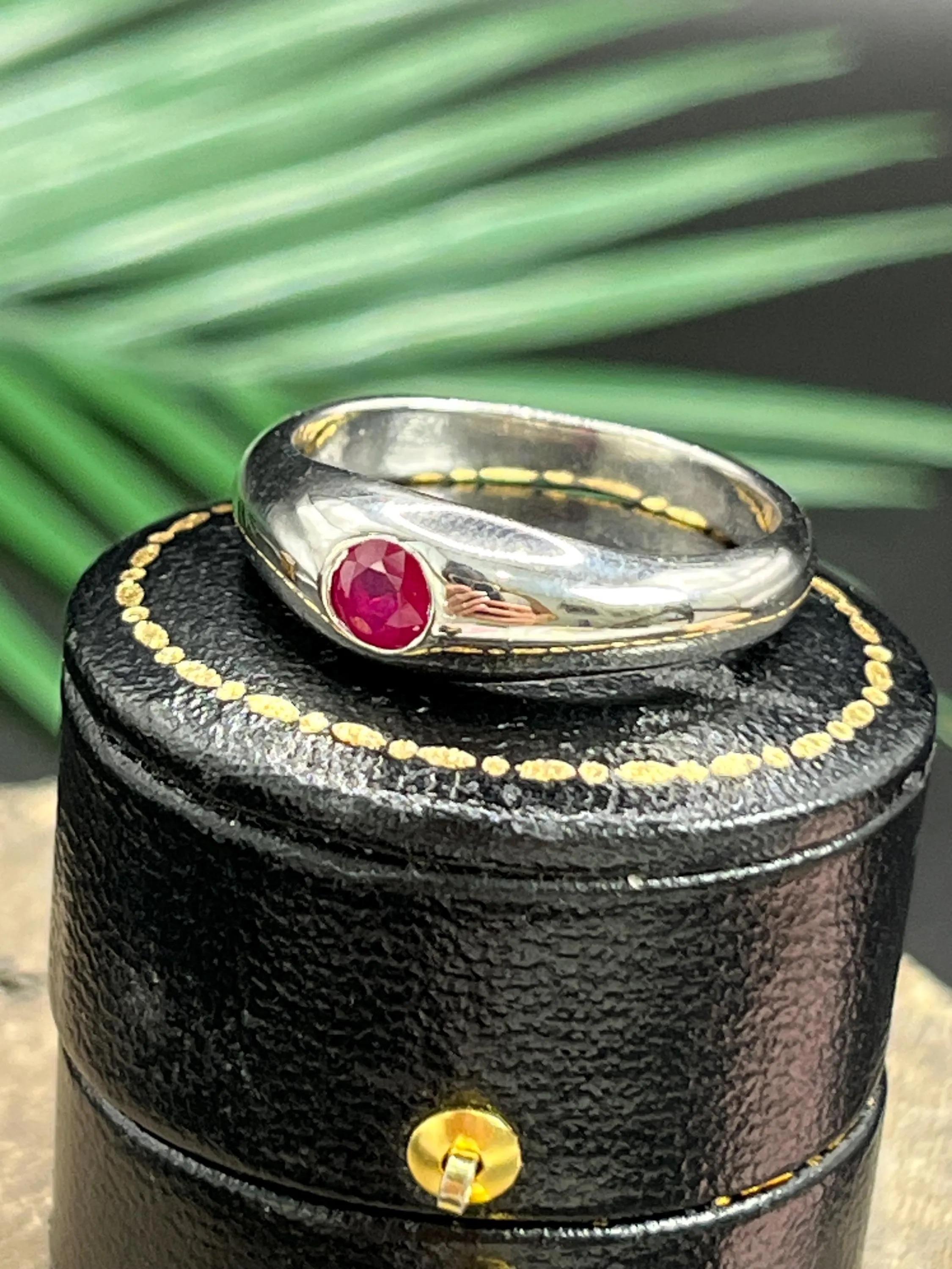 Vintage 18ct White Gold Single Stone Ruby Ring für Damen oder Herren im Angebot