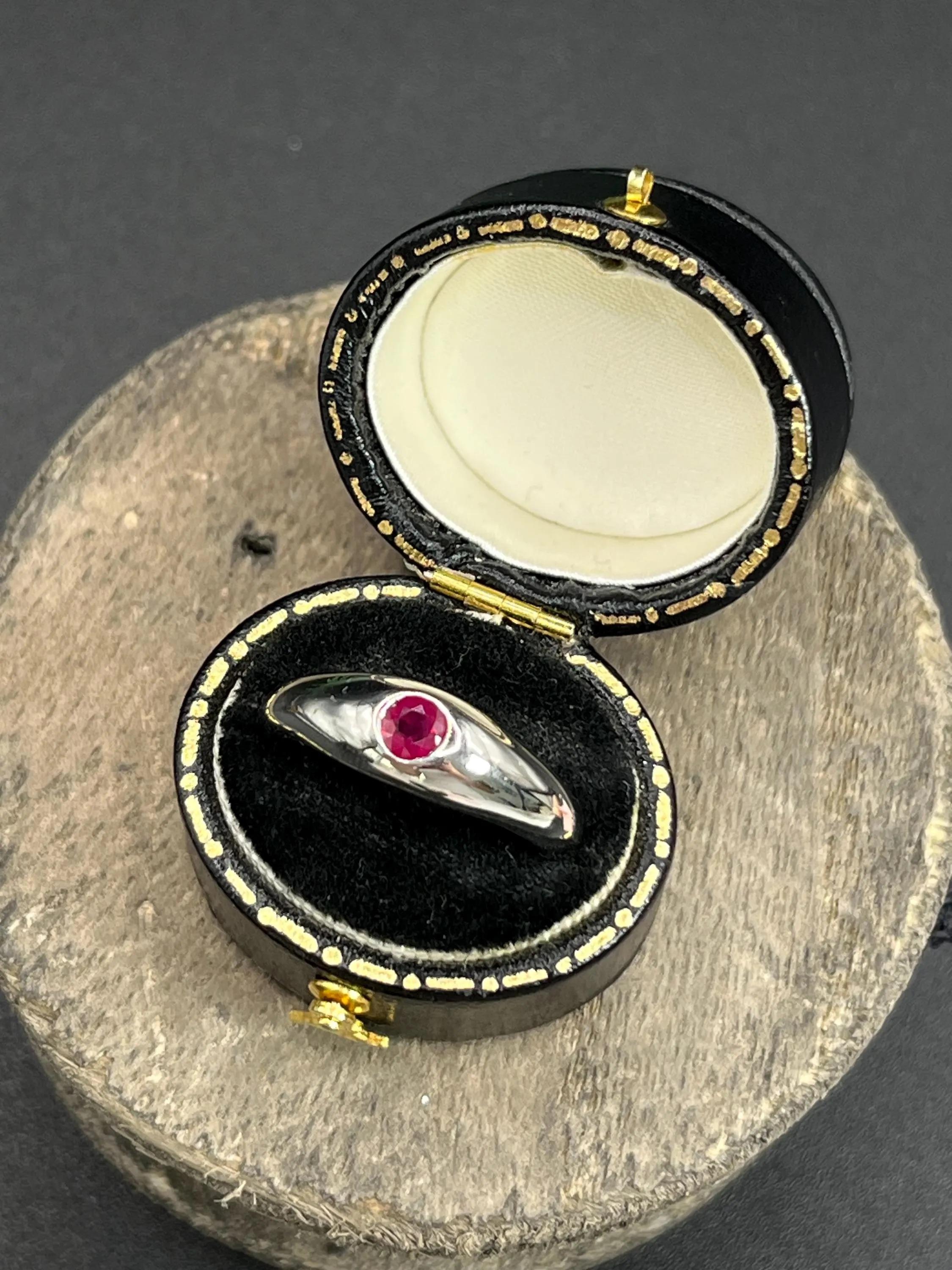 Vintage 18ct White Gold Single Stone Ruby Ring im Angebot 1