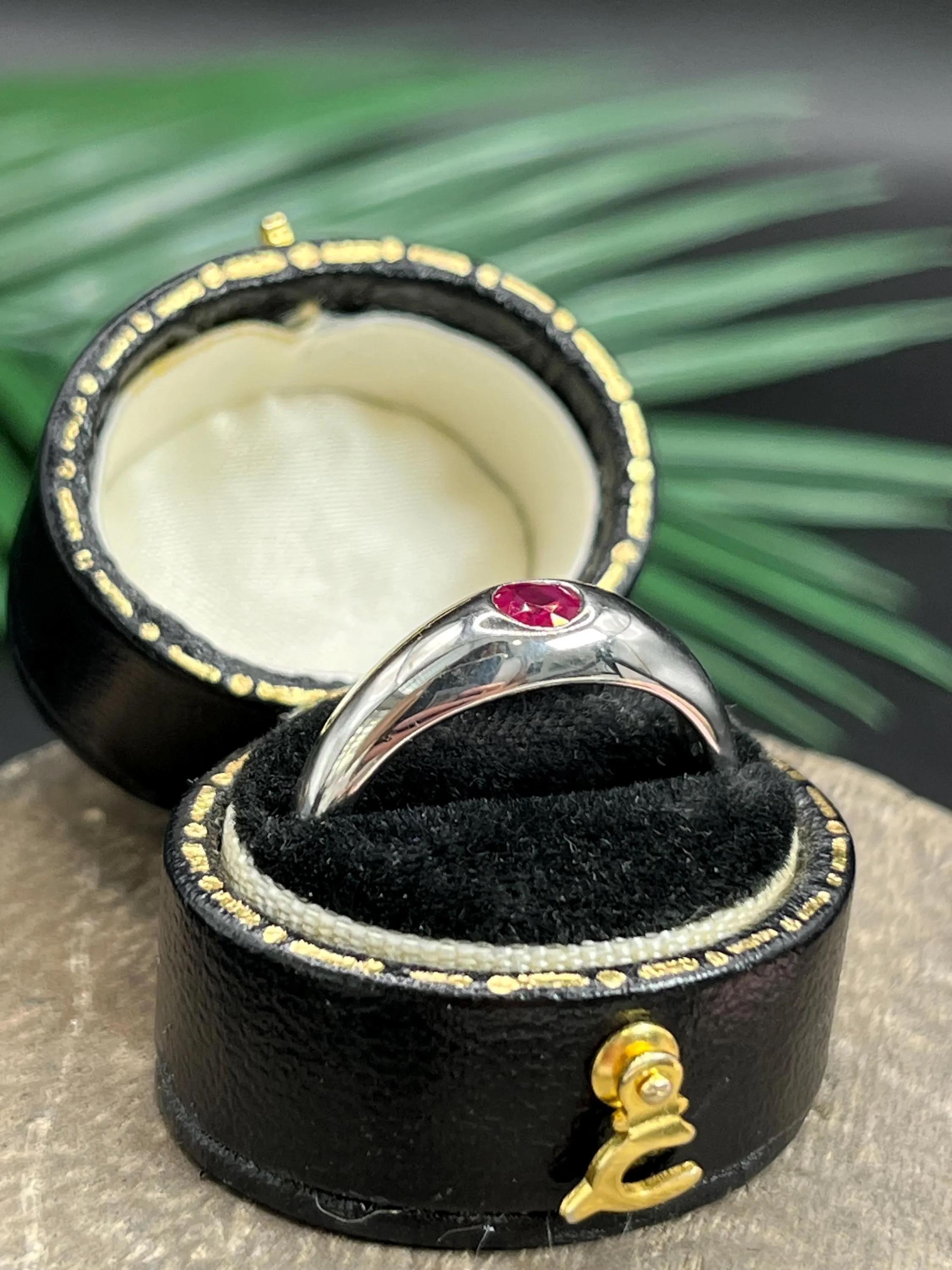 Vintage 18ct White Gold Single Stone Ruby Ring im Angebot 2