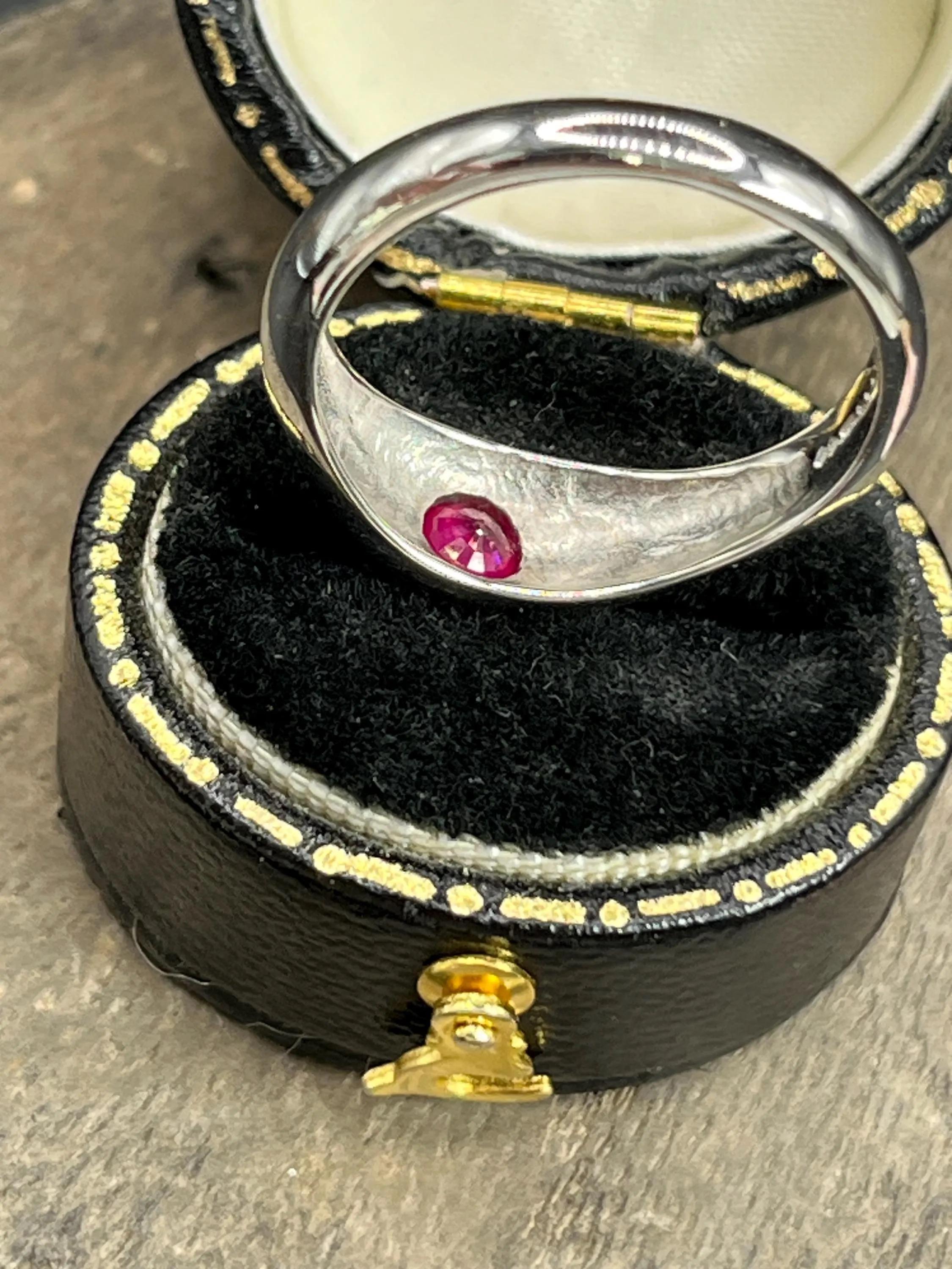 Vintage 18ct White Gold Single Stone Ruby Ring im Angebot 3