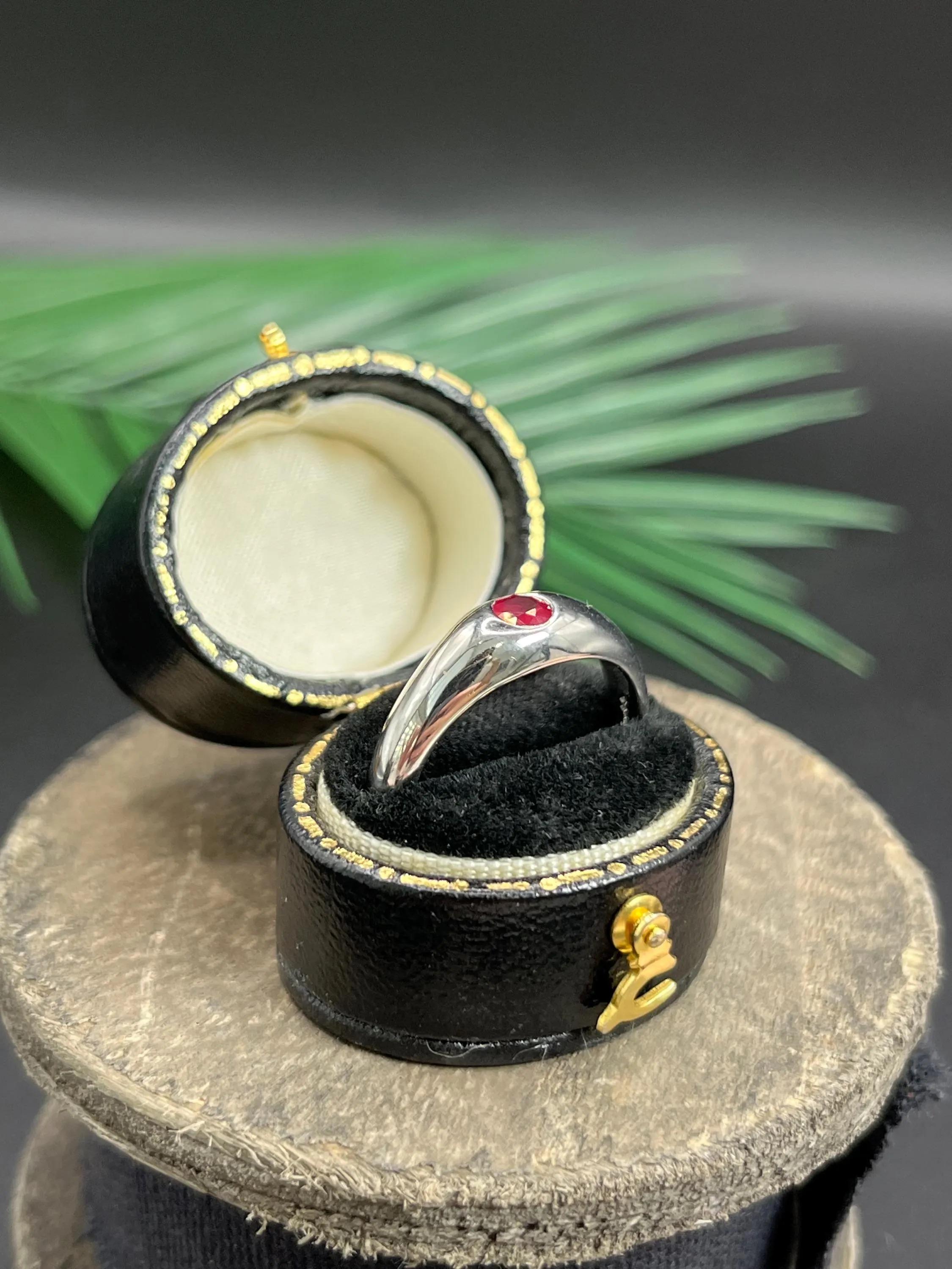 Vintage 18ct White Gold Single Stone Ruby Ring im Angebot 4
