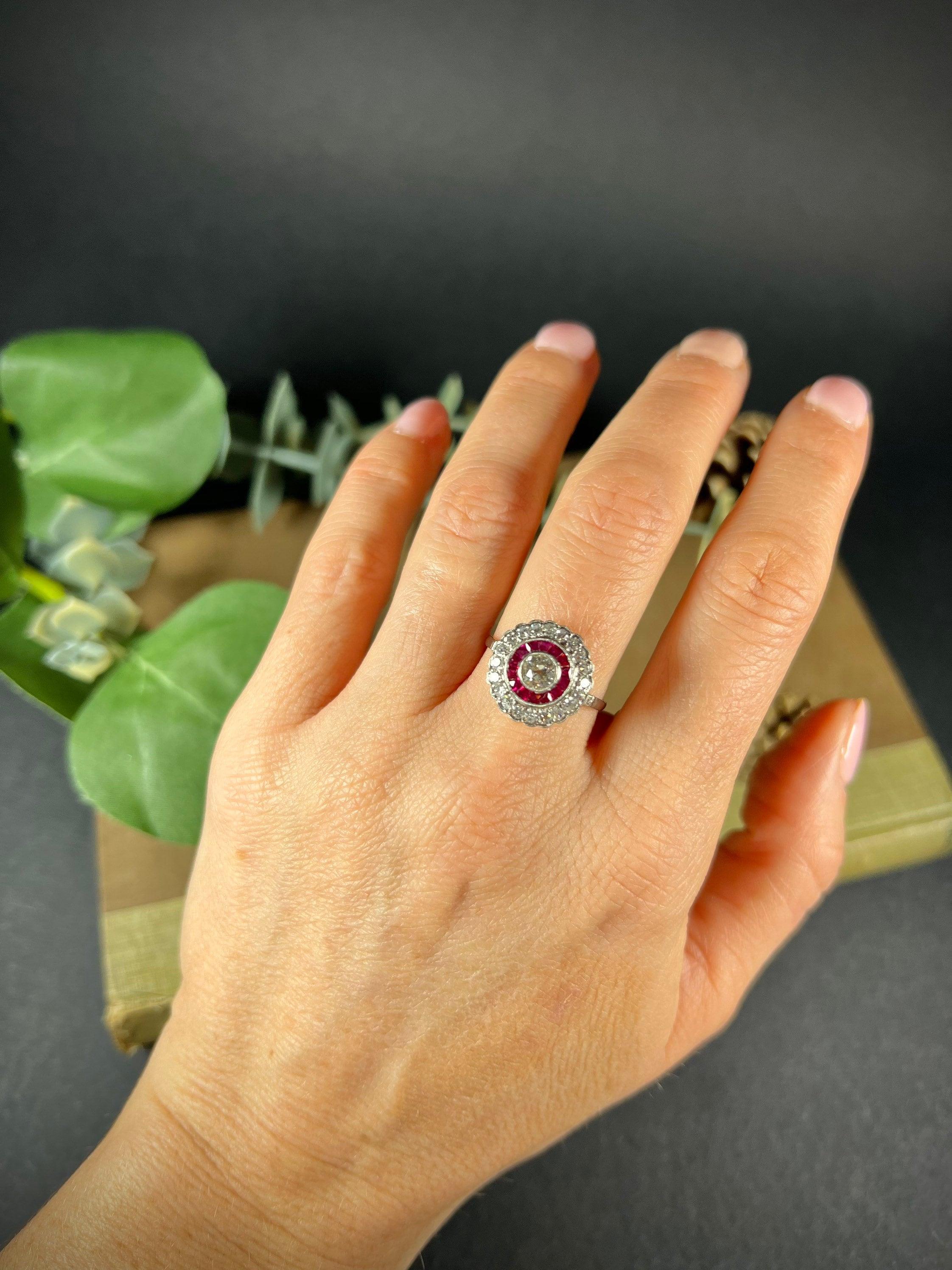 Bague cible vintage en or blanc 18 carats, rubis et diamants en vente 3