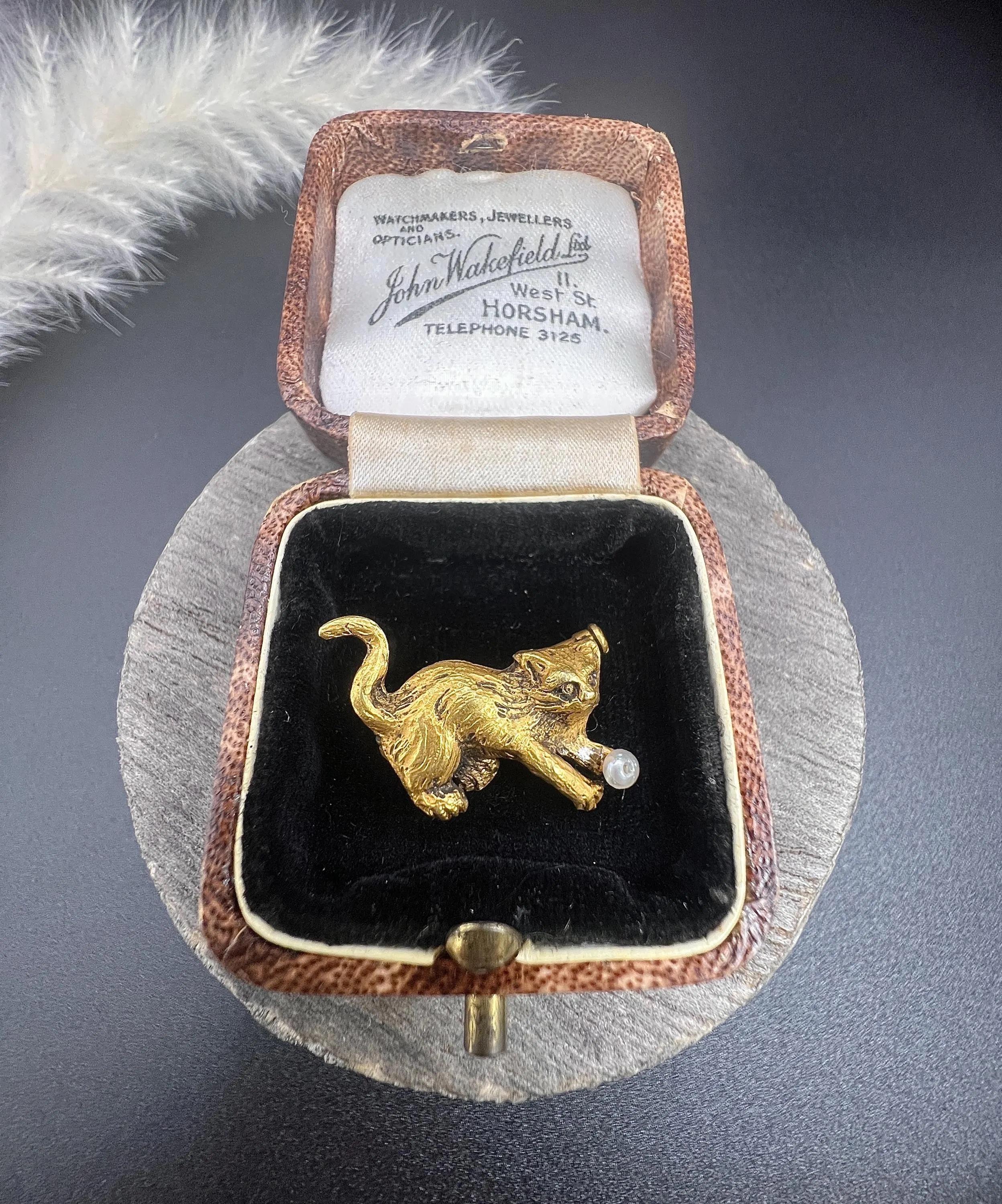 Taille ronde Vintage 18ct Yellow Gold, 1940s Cat Brooch with Natural Seed Pearl Ball en vente