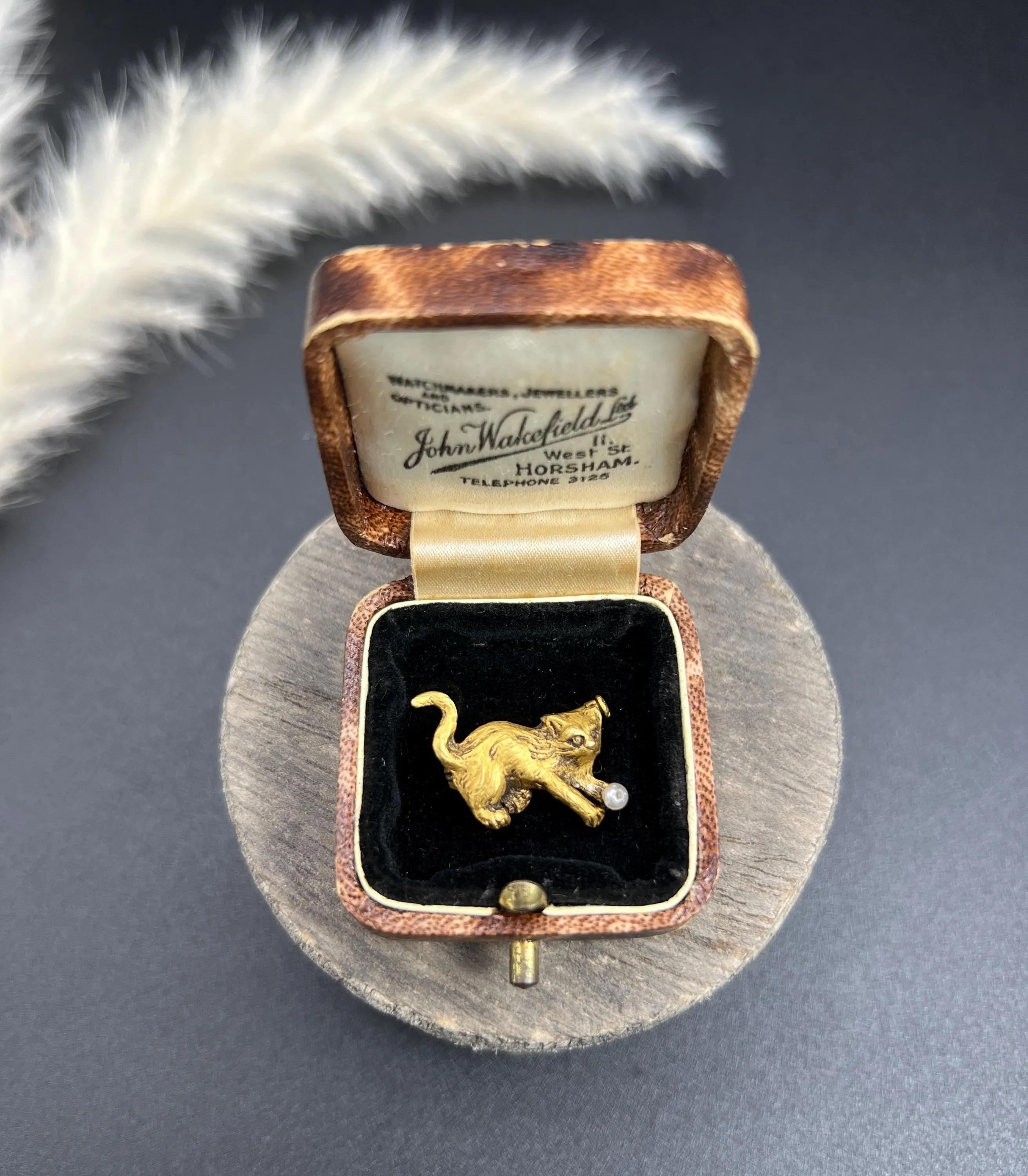 Vintage 18ct Yellow Gold, 1940s Cat Brooch with Natural Seed Pearl Ball Bon état - En vente à Brighton, GB