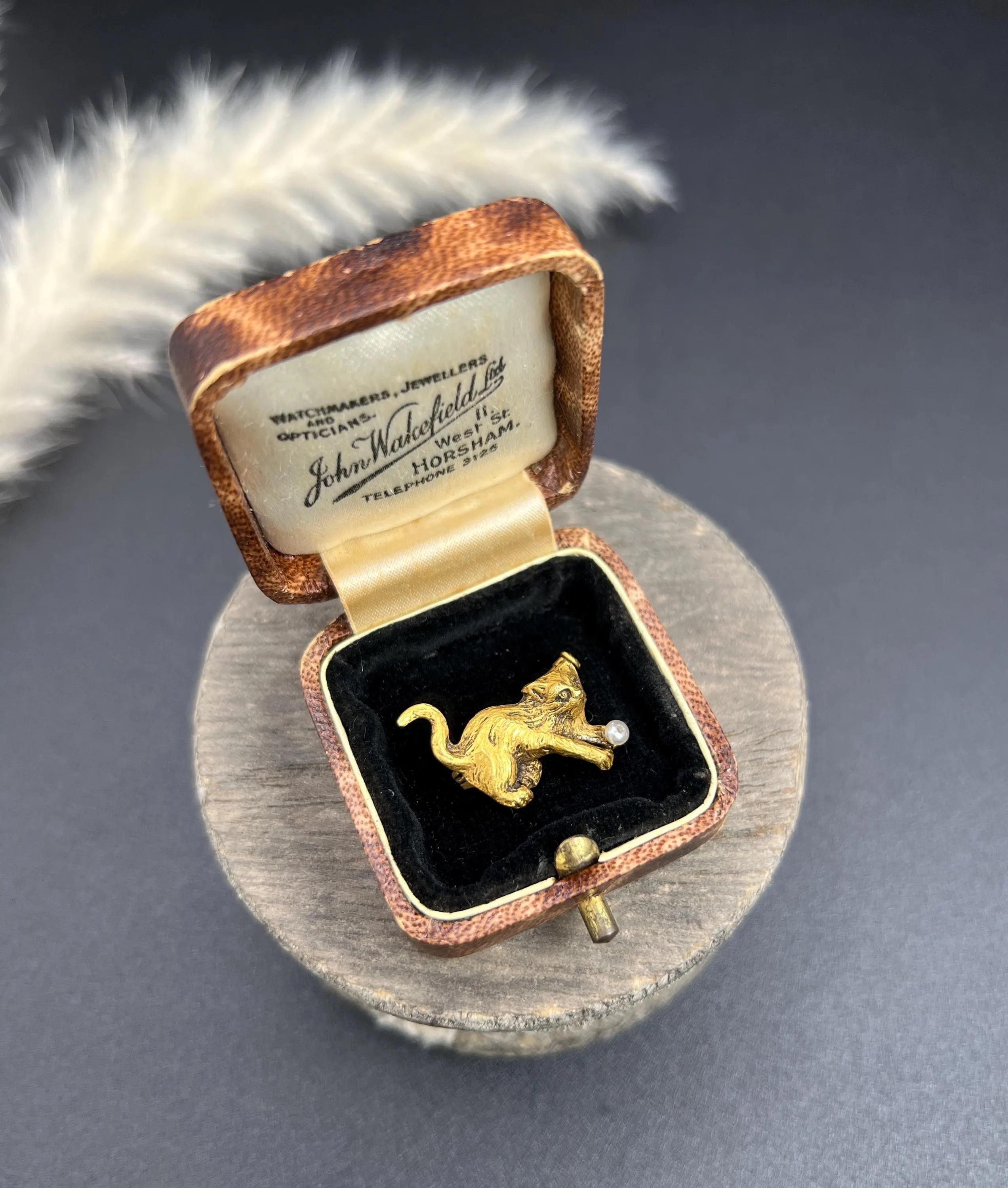 Vintage 18ct Yellow Gold, 1940s Cat Brooch with Natural Seed Pearl Ball Unisexe en vente