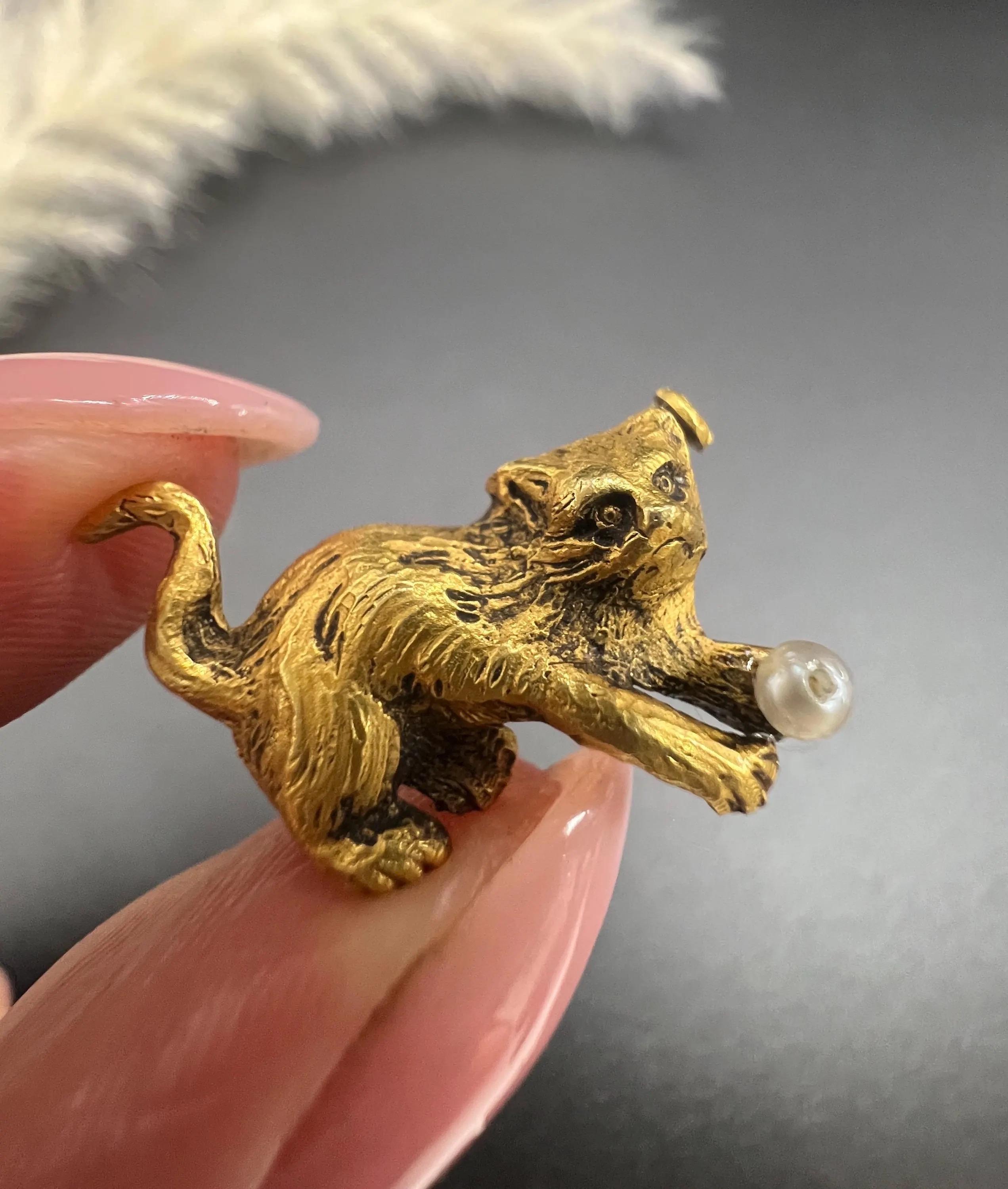 Vintage 18ct Yellow Gold, 1940s Cat Brooch with Natural Seed Pearl Ball en vente 1