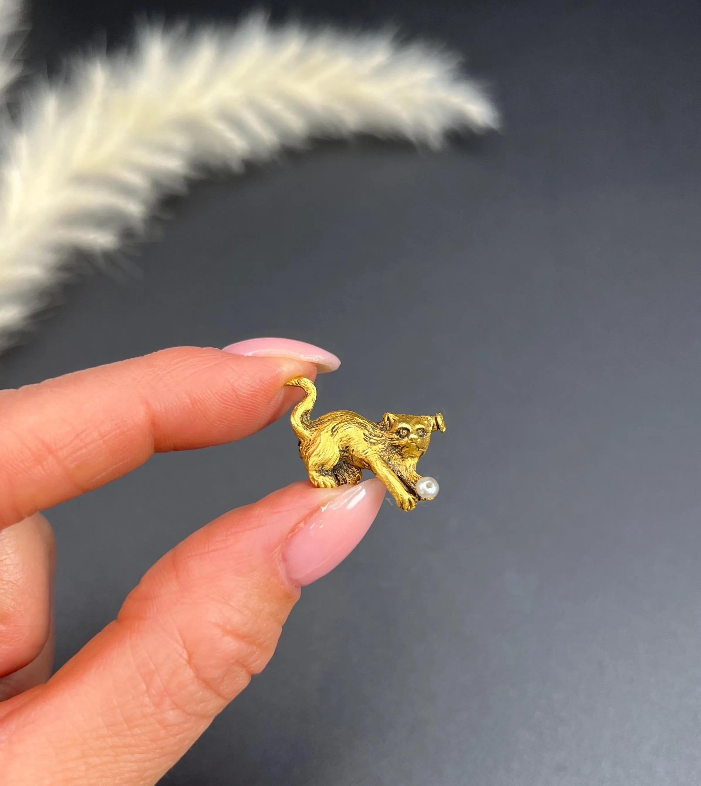 Vintage 18ct Yellow Gold, 1940s Cat Brooch with Natural Seed Pearl Ball en vente 2