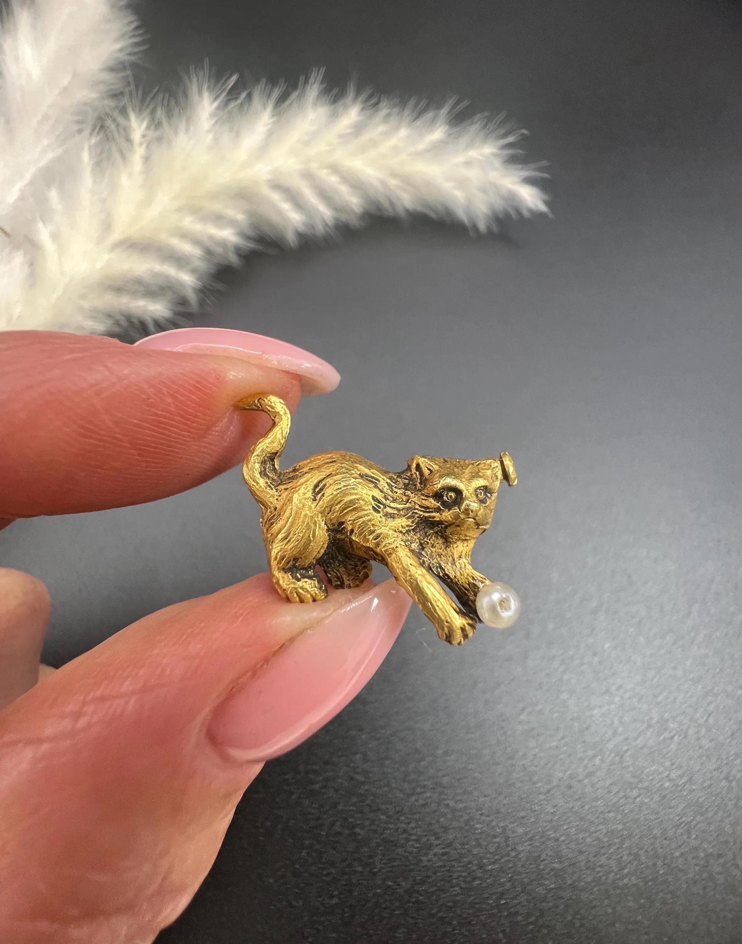 Vintage 18ct Yellow Gold, 1940s Cat Brooch with Natural Seed Pearl Ball en vente 4