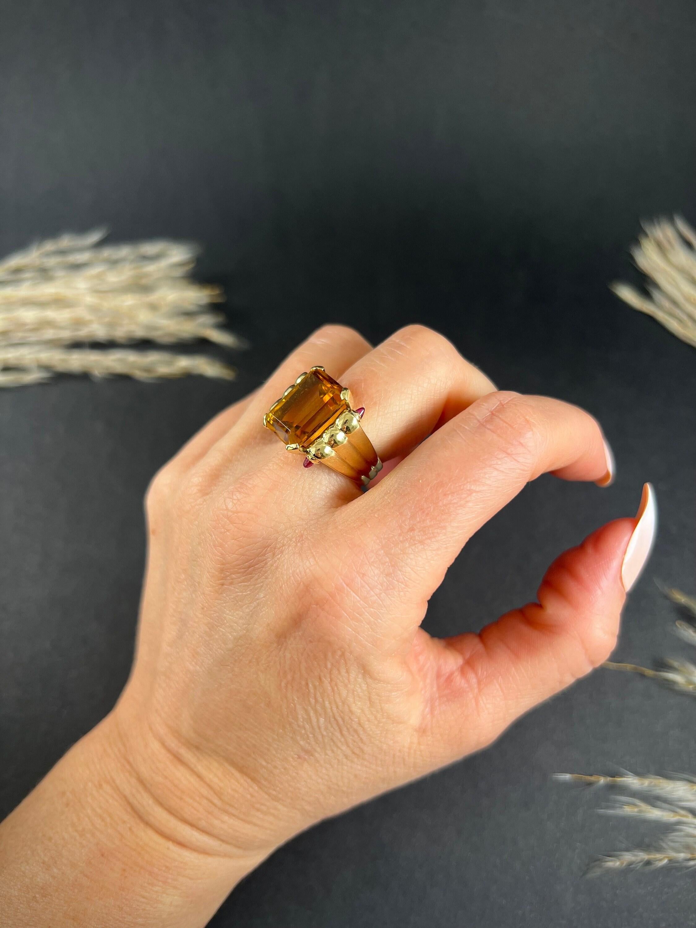 Vintage 18ct Yellow Gold 1940s Citrine & Cabochon Ruby Cocktail Ring In Good Condition For Sale In Brighton, GB