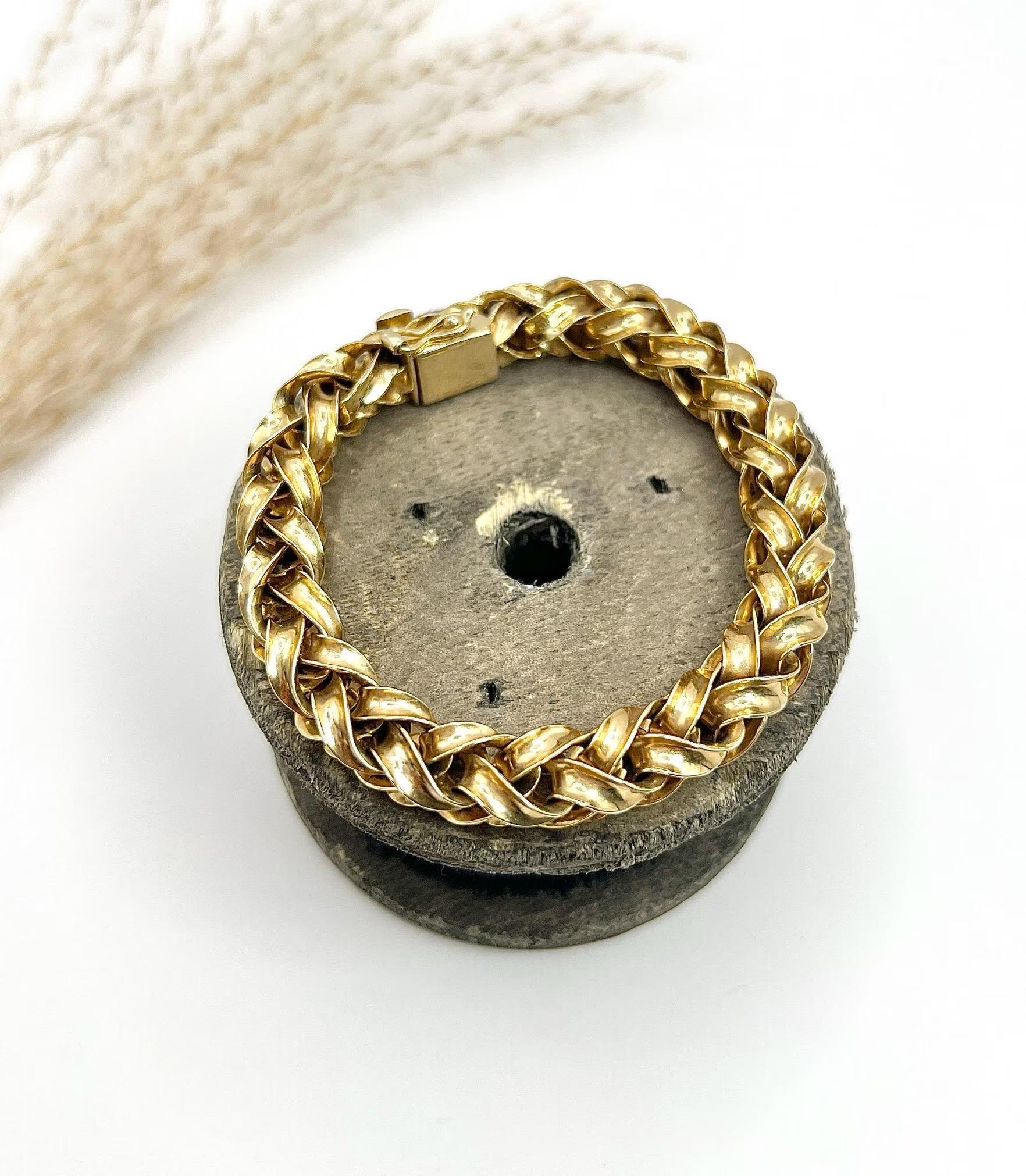 Vintage 18ct Yellow Gold, 1940s Fancy Twist Link Bracelet with Integral Clasp For Sale 6