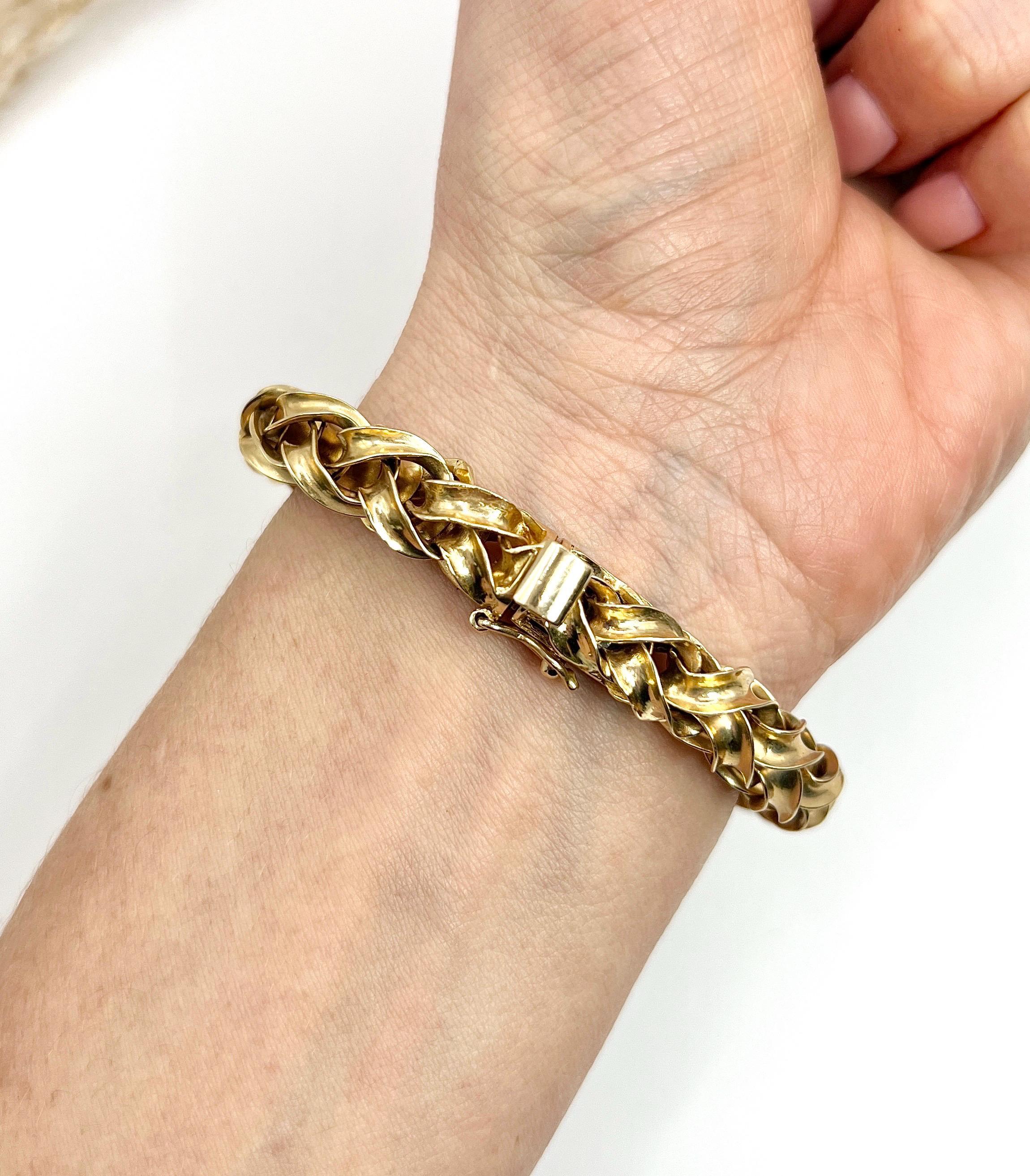 Vintage Gold Bracelet

18ct Yellow Gold

Circa 1940s

Step back in time with this exquisite 1940s vintage bracelet, crafted from 18ct yellow gold that has been meticulously tested for quality. This stunning piece features a unique fancy twist link