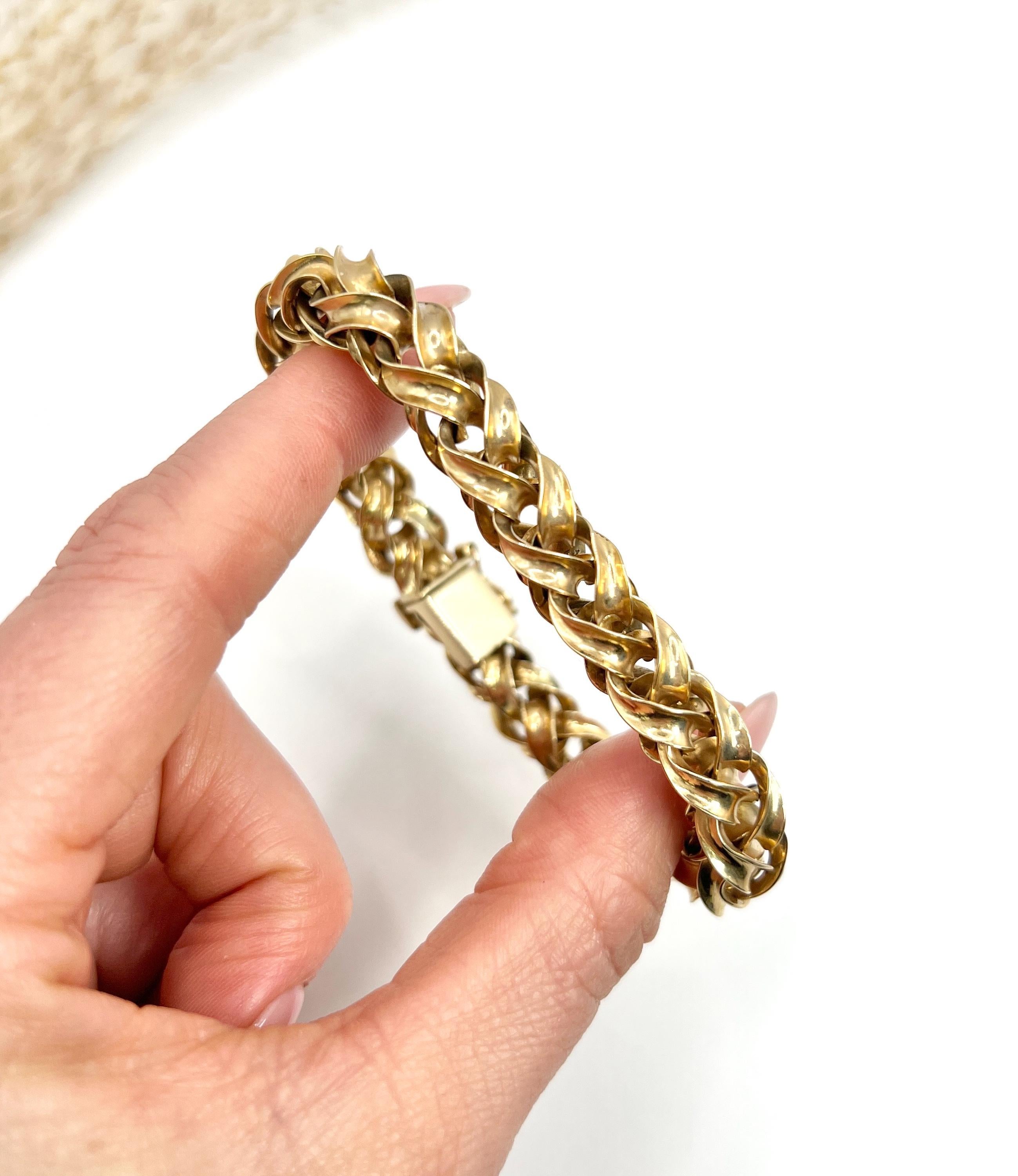 Vintage 18ct Yellow Gold, 1940s Fancy Twist Link Bracelet with Integral Clasp In Good Condition For Sale In Brighton, GB